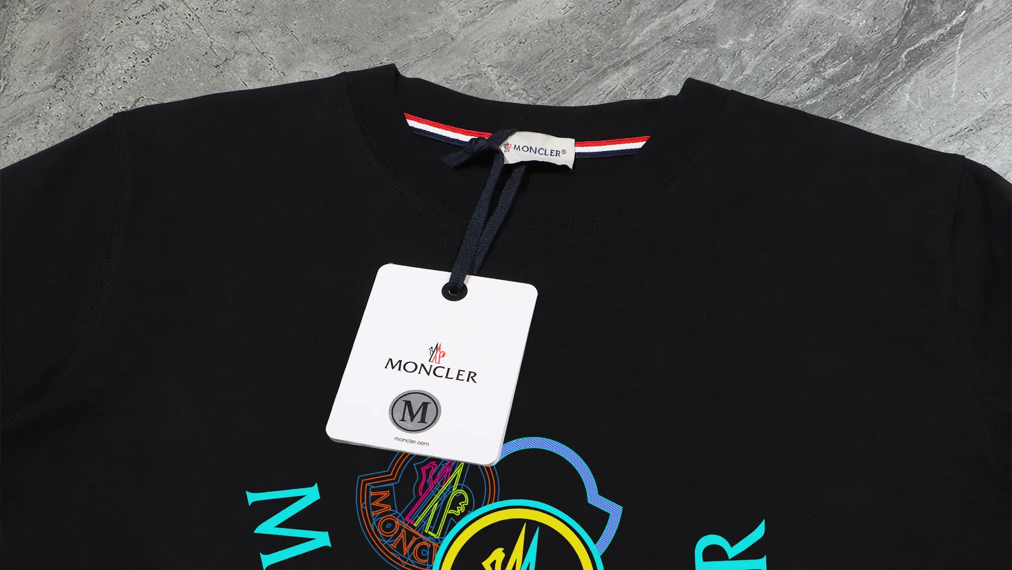 P140 💰Upgraded version "Mobile phone smart sensor ~ NFC chip armband ~ direct access to the official website for anti-counterfeiting" "Moncler ~ Mouth Mouth" 2025 new high-quality round neck short-sleeved T-shirt. The cuffs have imported embroidered labels. Customized dyeing, very comfortable to touch. Super versatile and good-looking short-sleeved. Complete with three labels. Non-market ordinary version. Feel free to compare. Quality is absolutely guaranteed! ‼ First of all, this original fabric is all custom-woven with 32-count double yarn fabric, 250G, and the weight is the same‼ Fine workmanship, double waistcoat method, double waistcoat method, double waistcoat method makes the whole dress more three-dimensional, which is not a craft that ordinary T-shirts can achieve🤪 Size: S-M-L-XL-2XL Color: black, white, apricot, same style for men and women