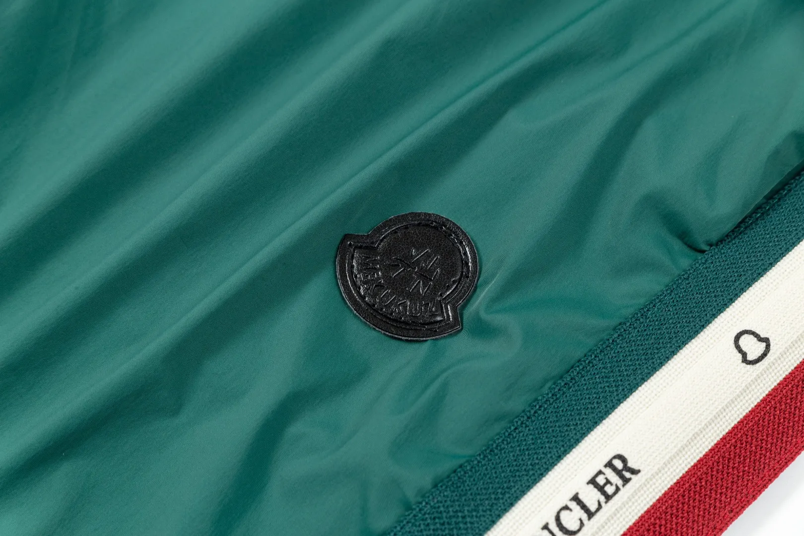 P190 Moncler/Moncler 2025 new fashion casual shorts, the most fashionable and latest logo decorated versatile casual shorts! The 25-year-old limited-edition trousers are a must-have item for all trendy men, and are a very popular style. A classic, luxurious and charming model, with super good looks and great matching effect. This is an exquisite and fashionable item! The absolute signature product is also the most worth buying. Versatile fashionable temperament, with high-street and personalized effects, full of attractions. Whether it is from the overall design of the pants body or the smallest details, you can feel the ultra-high standard of this style. The grade is very extraordinary and it is in line with the current trend aesthetic. The upper body is youthful and energetic, showing off your own taste and style. It is perfect. Made of top-grade polyester fiber cotton fabric, the overall touch is extremely comfortable and the skin-friendly effect is high-grade. This item is destined to be worn on the high street and perfectly meets the needs of various wearing occasions. Size: L～4XL