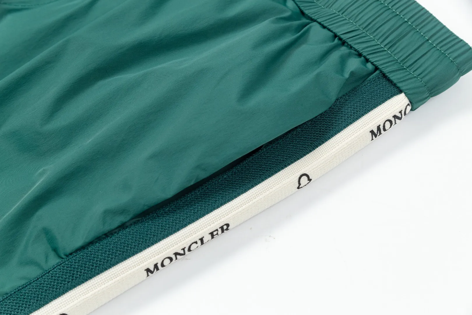 P190 Moncler/Moncler 2025 new fashion casual shorts, the most fashionable and latest logo decorated versatile casual shorts! The 25-year-old limited-edition trousers are a must-have item for all trendy men, and are a very popular style. A classic, luxurious and charming model, with super good looks and great matching effect. This is an exquisite and fashionable item! The absolute signature product is also the most worth buying. Versatile fashionable temperament, with high-street and personalized effects, full of attractions. Whether it is from the overall design of the pants body or the smallest details, you can feel the ultra-high standard of this style. The grade is very extraordinary and it is in line with the current trend aesthetic. The upper body is youthful and energetic, showing off your own taste and style. It is perfect. Made of top-grade polyester fiber cotton fabric, the overall touch is extremely comfortable and the skin-friendly effect is high-grade. This item is destined to be worn on the high street and perfectly meets the needs of various wearing occasions. Size: L～4XL