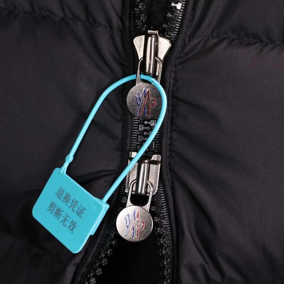 P1120 Moncler Maya series FW25 Maya matte sleeve pocket logo logo comfortable removable hood short down jacket, same style for men and women