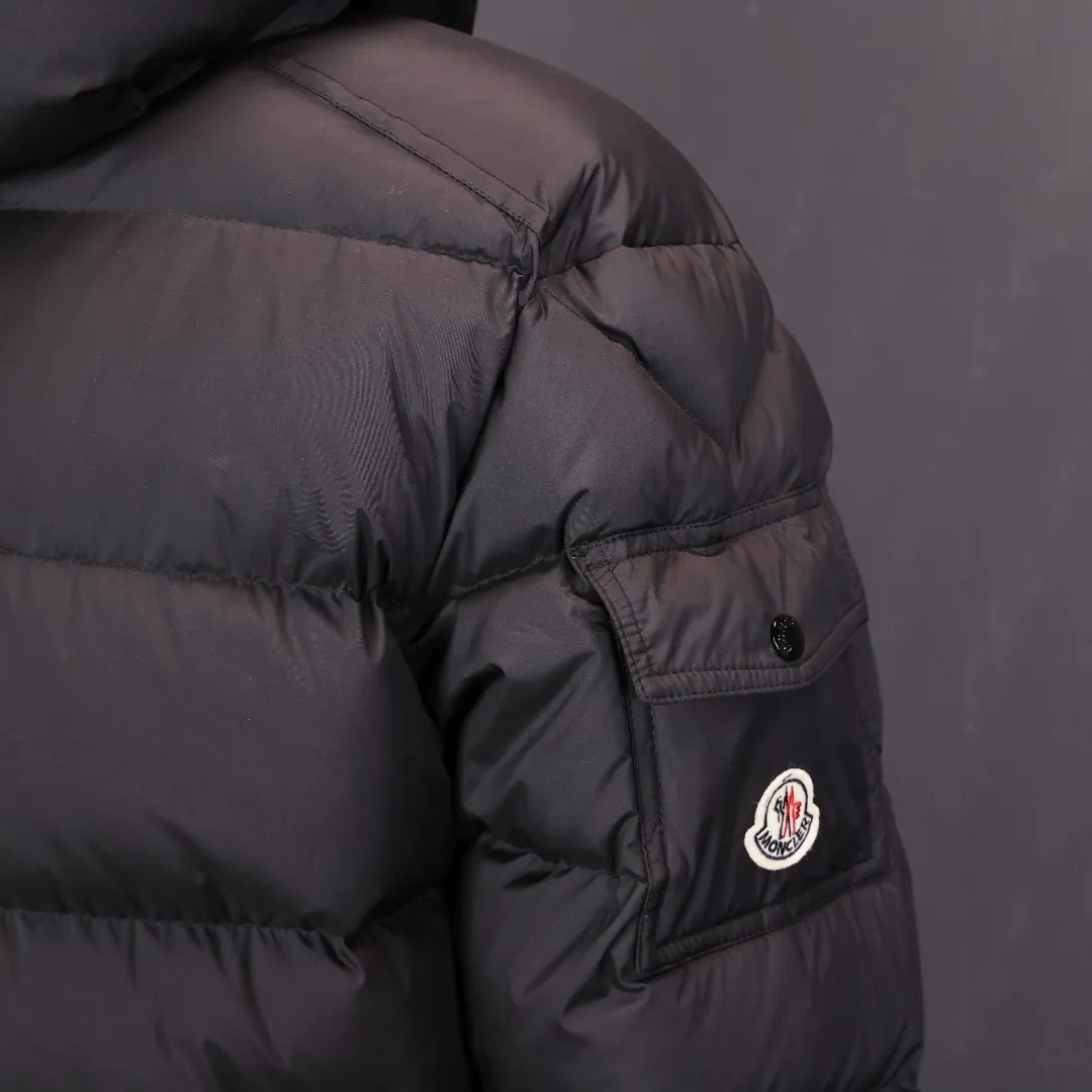 P1120 Moncler Maya series FW25 Maya matte sleeve pocket logo logo comfortable removable hood short down jacket, same style for men and women