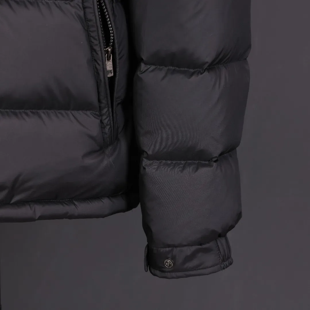 P1120 Moncler Maya series FW25 Maya matte sleeve pocket logo logo comfortable removable hood short down jacket, same style for men and women