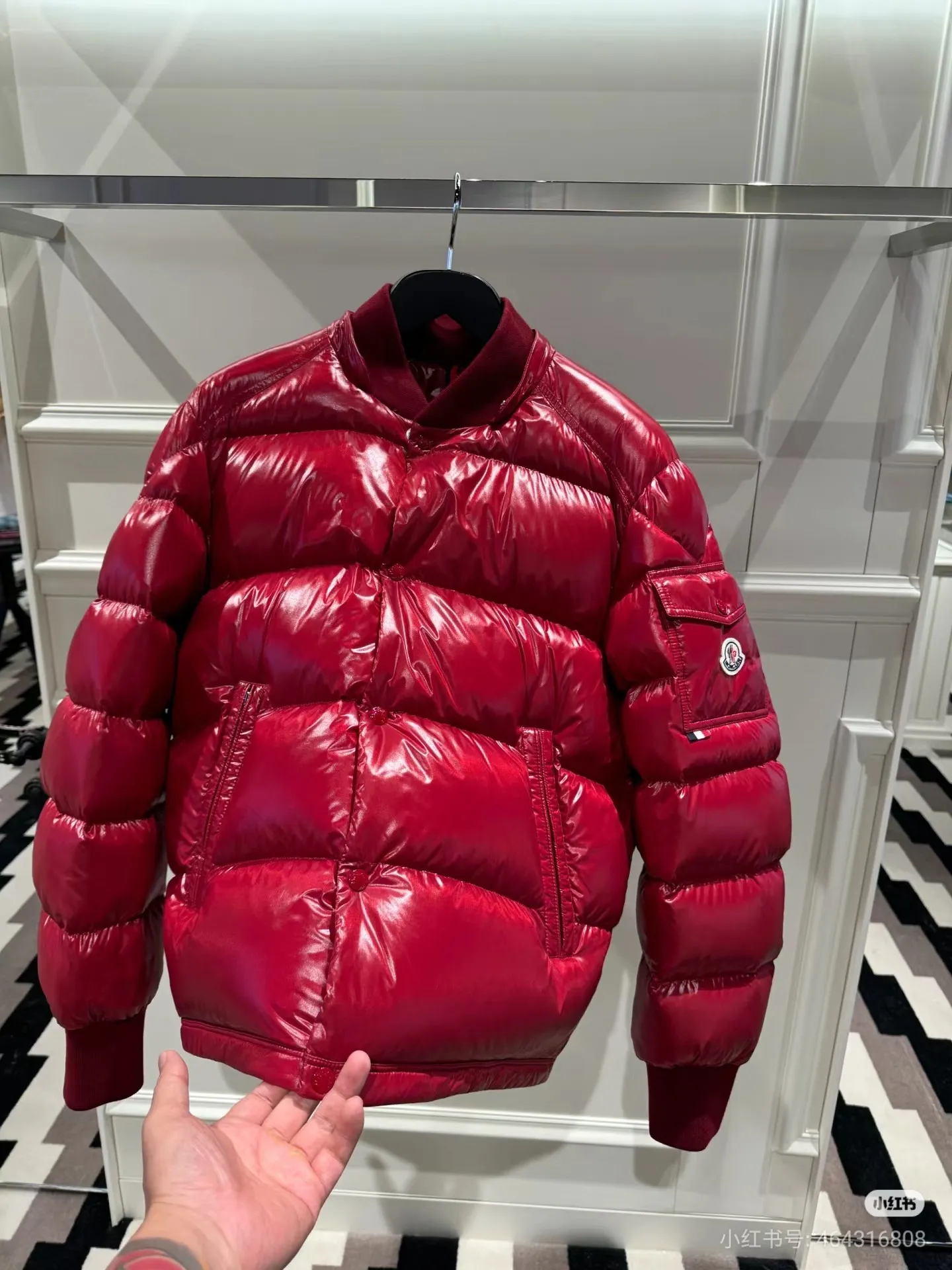P920 [Top version] MONCLER/Mongolian, 2024ss latest classic autumn and winter down jacket #The highest version on the market 1:1 replica developed from the original board Fabric: Made of heavy industry top 90 white duck down, full and fluffy The hardware accessories are all imported original customization. Full of thickness The texture is different from market products Can be compared at the counter Highly restored Same style for men and women Counter synchronization Code number: 1 2 3 4 5