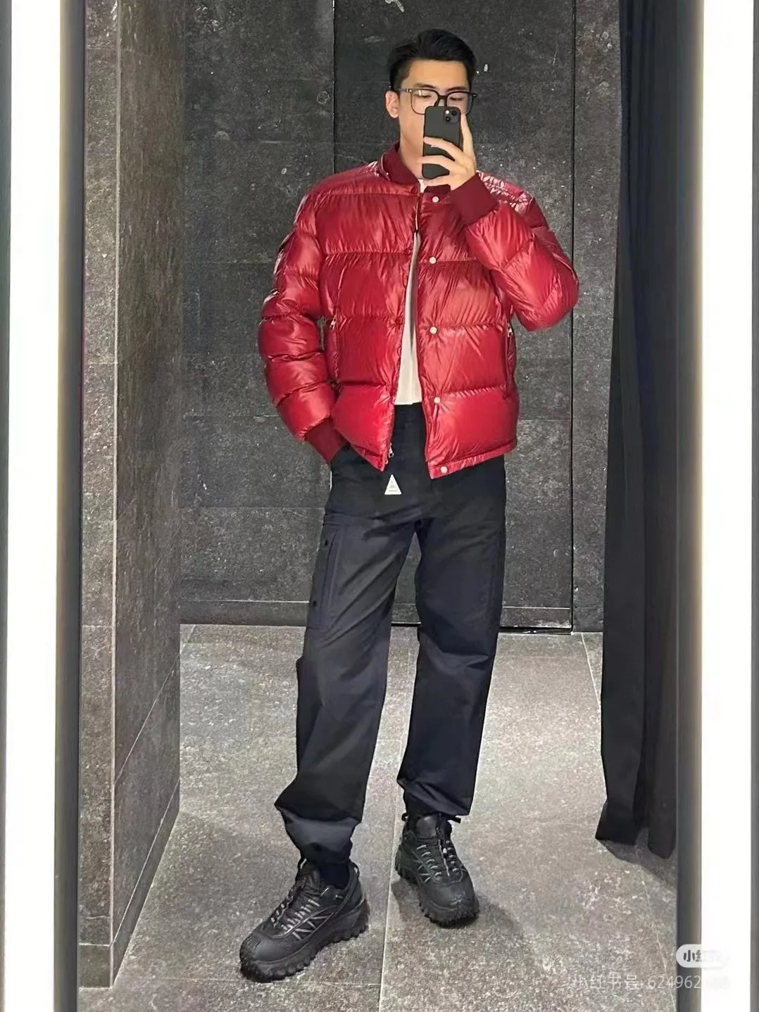 P920 [Top version] MONCLER/Mongolian, 2024ss latest classic autumn and winter down jacket #The highest version on the market 1:1 replica developed from the original board Fabric: Made of heavy industry top 90 white duck down, full and fluffy The hardware accessories are all imported original customization. Full of thickness The texture is different from market products Can be compared at the counter Highly restored Same style for men and women Counter synchronization Code number: 1 2 3 4 5