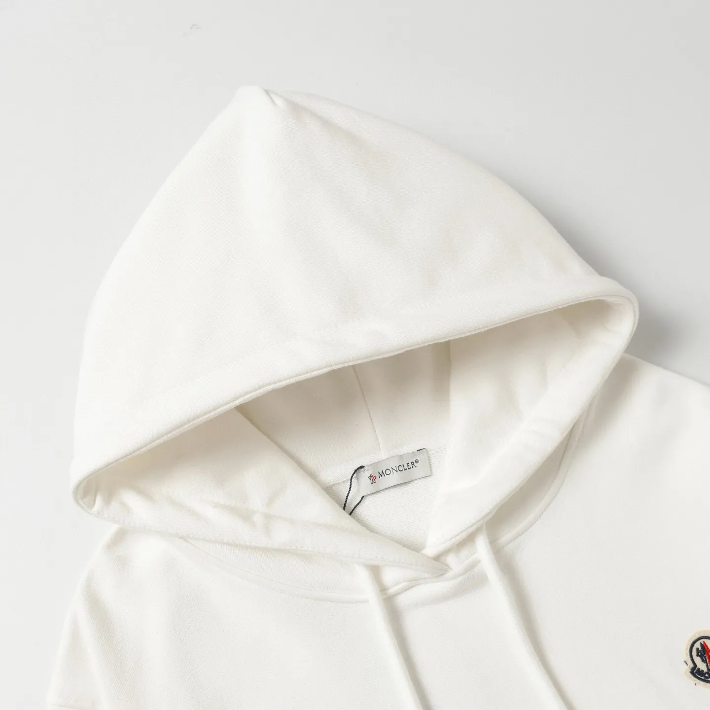 P228 Style number: 851 〈MONCLER〉Basic hooded sweatshirt for Mongolian mouth. The price of Mongolian sweatshirt is actually quite advantageous. Those who have been to the counters should know that the price of Mongolian hooded sweatshirt is not much cheaper than that of Gucci Burberry. It is just relatively low-key and unwilling to hype. It is a picture that you want to buy or not. The aloof existence... ✅Original custom-made with logo eyelets and hood ✅460g 100% cotton wool-eating fabric OS version is too big ✅Matched with the original high-weight double yarn thread ✅Correct three-needle and five-thread craftsmanship Chain edge Color: Black White Royal Blue Sky Blue Size S M L