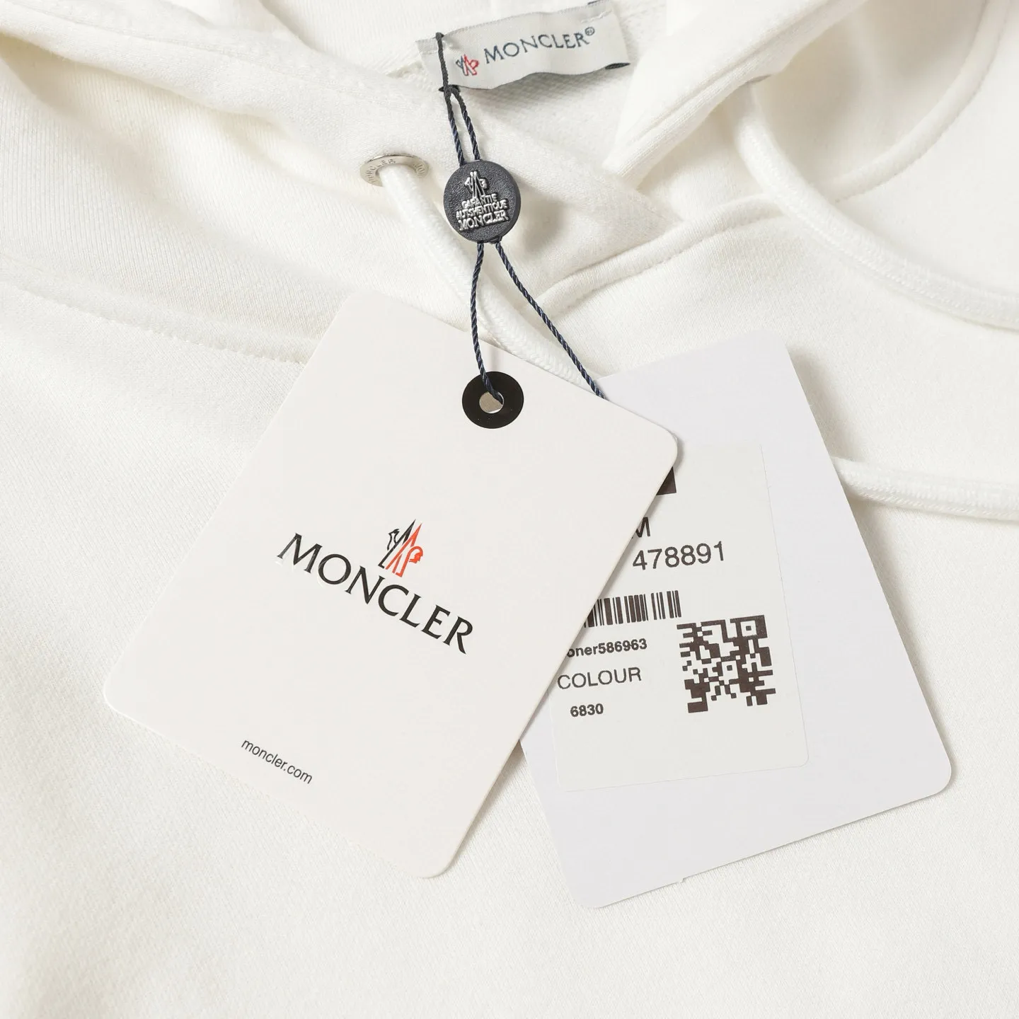 P228 Style number: 851 〈MONCLER〉Basic hooded sweatshirt for Mongolian mouth. The price of Mongolian sweatshirt is actually quite advantageous. Those who have been to the counters should know that the price of Mongolian hooded sweatshirt is not much cheaper than that of Gucci Burberry. It is just relatively low-key and unwilling to hype. It is a picture that you want to buy or not. The aloof existence... ✅Original custom-made with logo eyelets and hood ✅460g 100% cotton wool-eating fabric OS version is too big ✅Matched with the original high-weight double yarn thread ✅Correct three-needle and five-thread craftsmanship Chain edge Color: Black White Royal Blue Sky Blue Size S M L