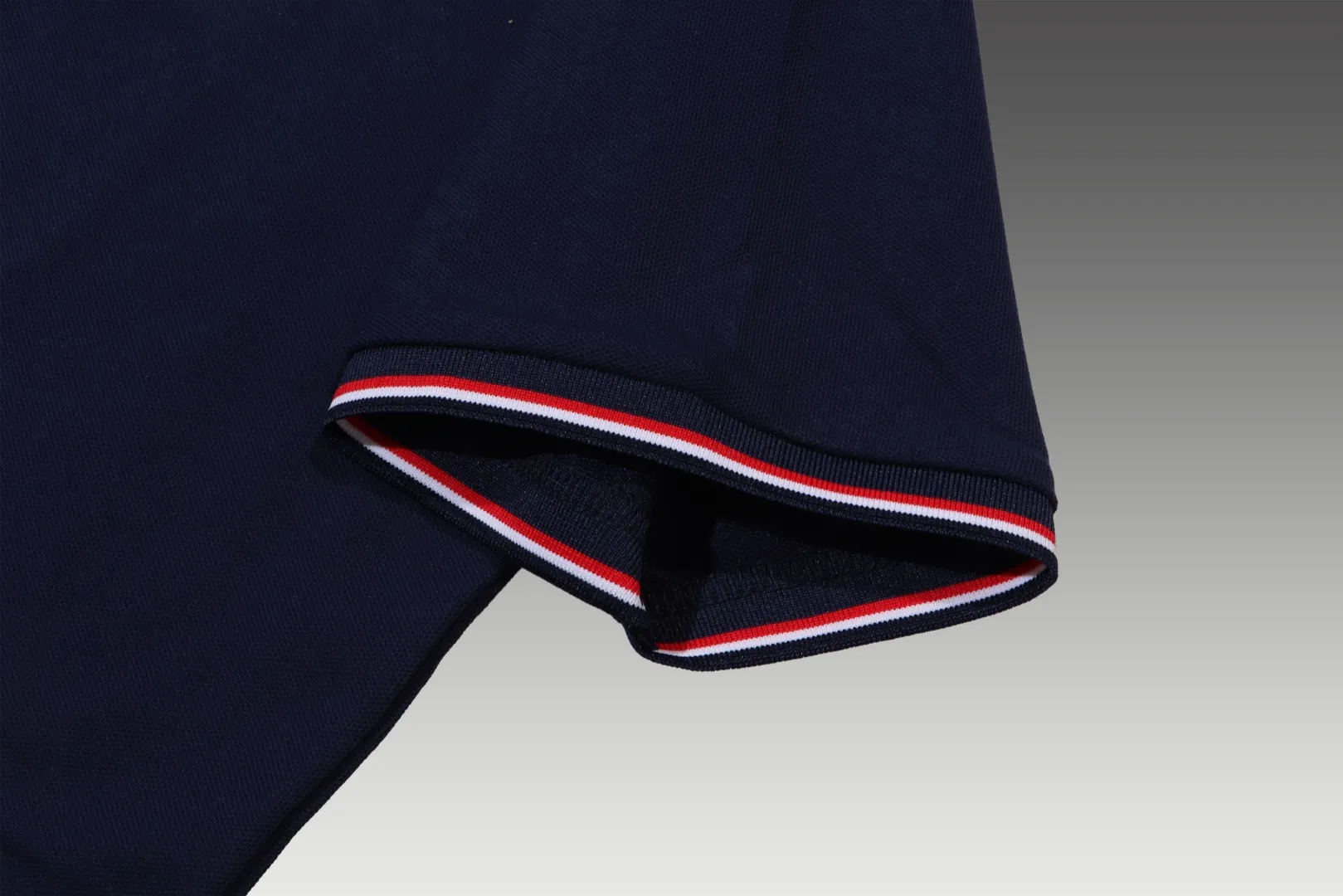 P190 Complete with three standards] MONCLER~ MONCLER 2024 summer new high-quality lapel short-sleeved POLO shirt, counter-customized fabric, high breathability and comfort, impeccable details, brand element design concept, reflecting high quality. It feels delicate and soft! It presents a casual cut and the upper body shape is great! The chest is filled with three-dimensional embroidery of the brand LOGO to highlight quality and luxury. Color: black/white Size: M~3XL