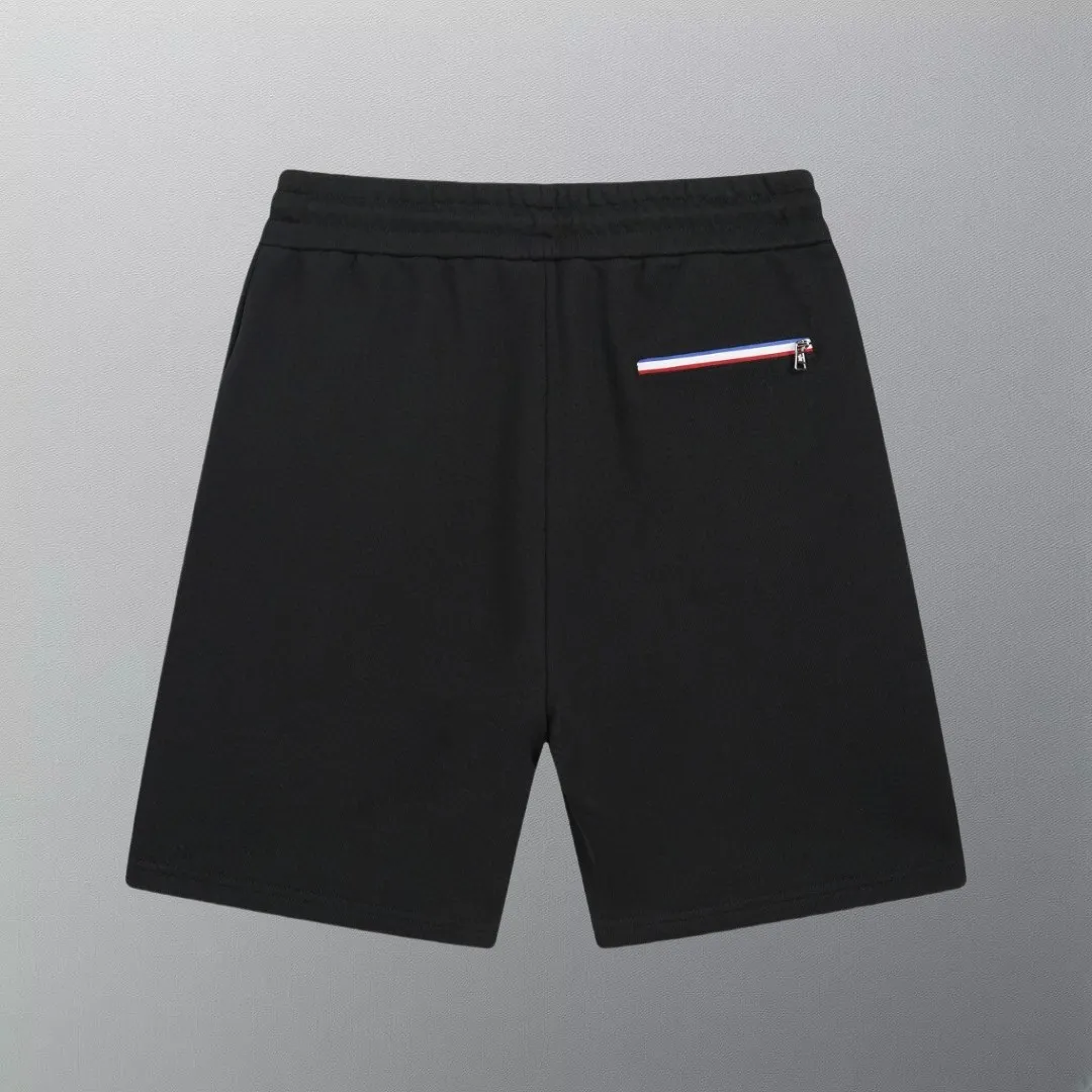 P180 high version of the MONCLER classic small label shorts. Made of 360g pure cotton custom fabric, embroidered logo, custom hardware zipper, compact and three-dimensional shape, straight stripe splicing, custom trouser cord hardware with strong texture and smoothness, comfortable and breathable upper body, concave and convex three-dimensional sense, fashionable and casual wear. Color: Black White Size: XS-L