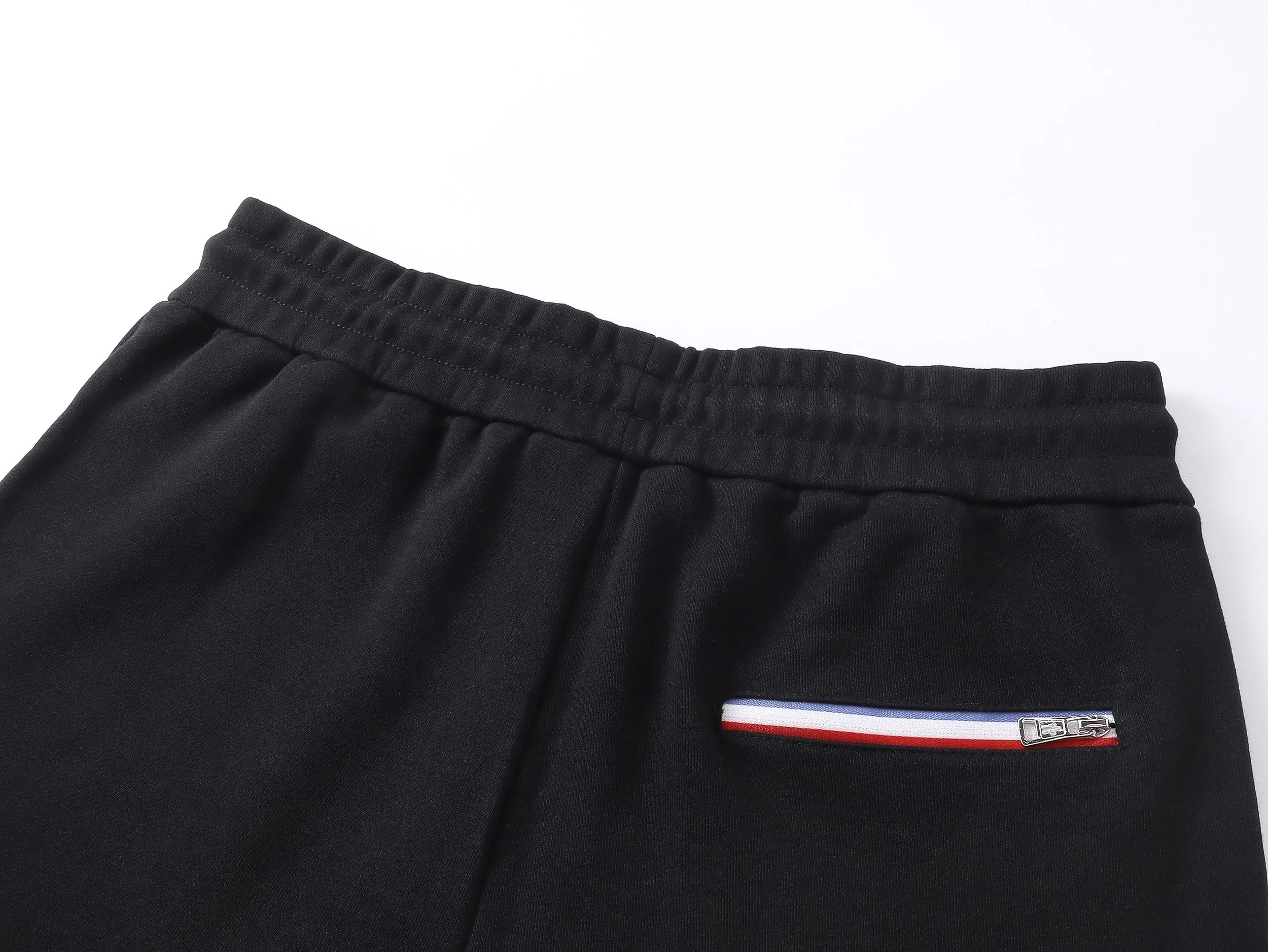 P180 high version of the MONCLER classic small label shorts. Made of 360g pure cotton custom fabric, embroidered logo, custom hardware zipper, compact and three-dimensional shape, straight stripe splicing, custom trouser cord hardware with strong texture and smoothness, comfortable and breathable upper body, concave and convex three-dimensional sense, fashionable and casual wear. Color: Black White Size: XS-L