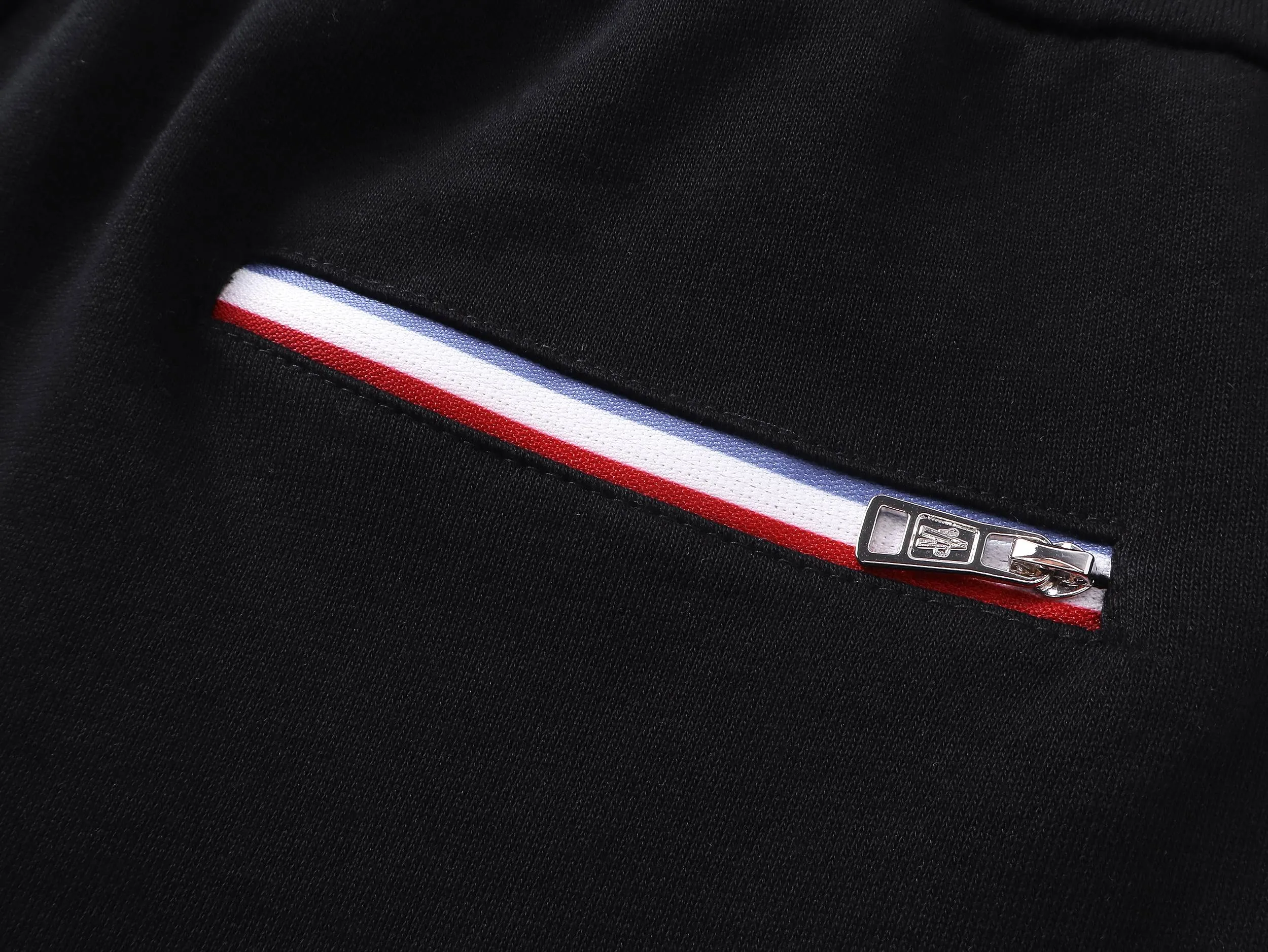 P180 high version of the MONCLER classic small label shorts. Made of 360g pure cotton custom fabric, embroidered logo, custom hardware zipper, compact and three-dimensional shape, straight stripe splicing, custom trouser cord hardware with strong texture and smoothness, comfortable and breathable upper body, concave and convex three-dimensional sense, fashionable and casual wear. Color: Black White Size: XS-L