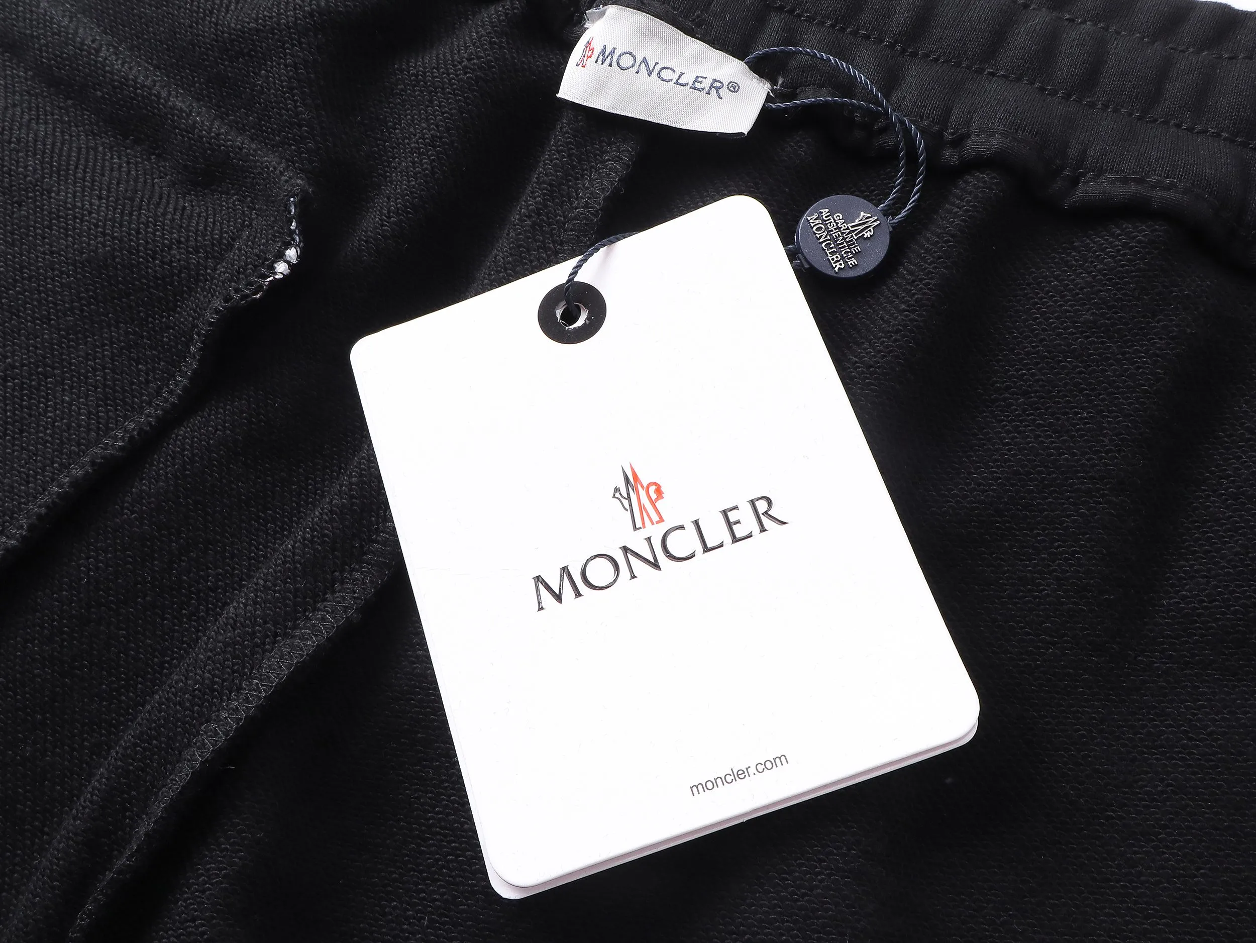 P180 high version of the MONCLER classic small label shorts. Made of 360g pure cotton custom fabric, embroidered logo, custom hardware zipper, compact and three-dimensional shape, straight stripe splicing, custom trouser cord hardware with strong texture and smoothness, comfortable and breathable upper body, concave and convex three-dimensional sense, fashionable and casual wear. Color: Black White Size: XS-L