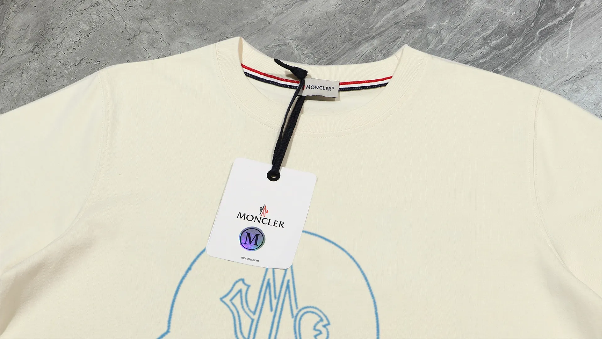P210 High-version sweatshirt) [Long-term stock] 〖𝐌𝐎𝐍𝐂𝐋𝐄𝐑~Mask〗 Made of 440g heavy-weight fabric. It is different from the market currency. It can be matched with any variety and is properly handsome. 😎The whole dress is made of double waistcoats. The double waistcoats make the whole dress more three-dimensional. Not ordinary factories can do such fine work. 2025 Spring runway version of the T stage, on sale at the counter, round neck terry sweatshirt, high-end double-strand pure cotton, custom-made stretch ribs, dyed in the same vat, complete with three standards, matched with exquisite embroidered LOGO on the chest, simple and advanced, same style for men and women. Color: black, apricot, white, size: S M L XL 2XL