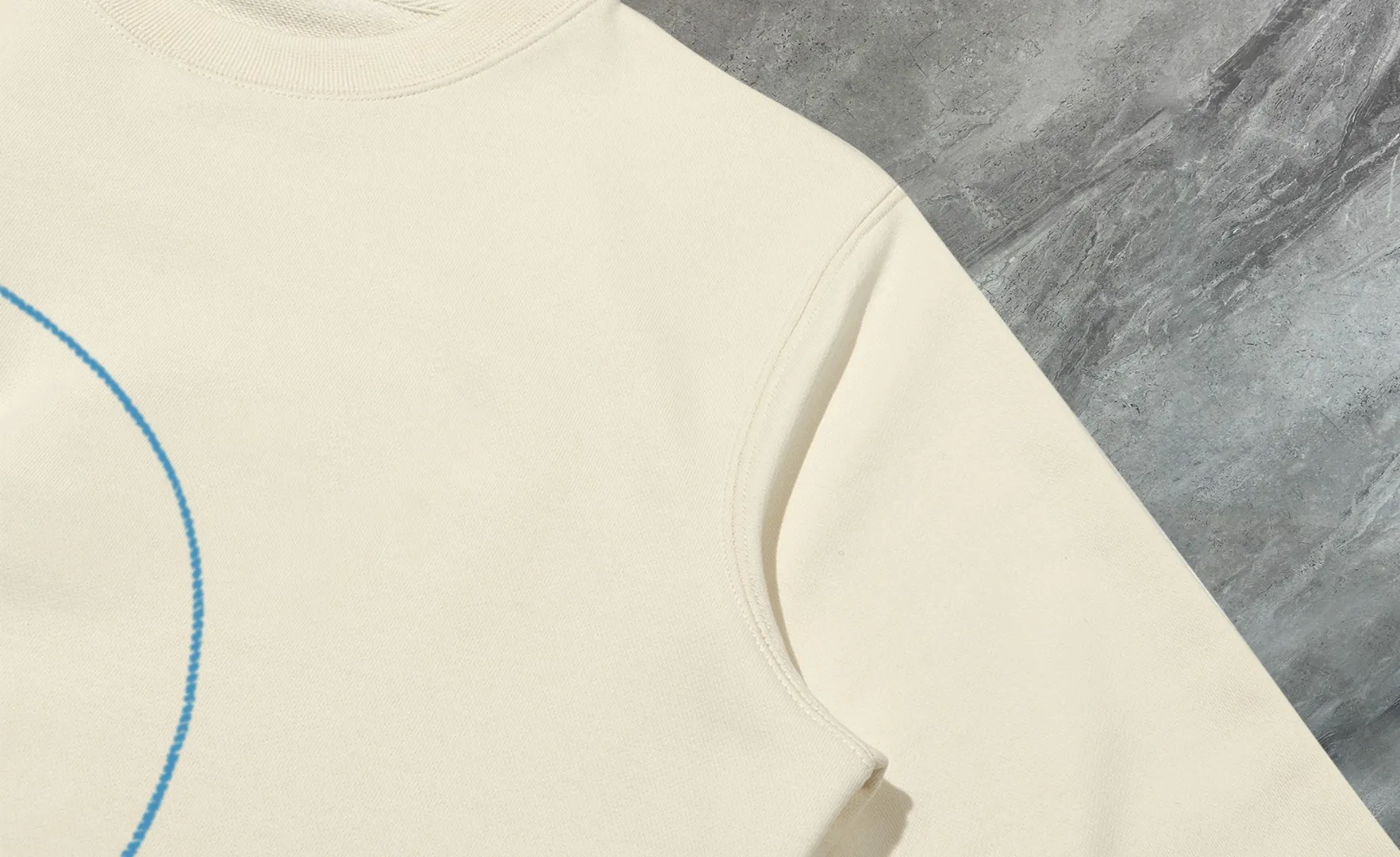 P210 High-version sweatshirt) [Long-term stock] 〖𝐌𝐎𝐍𝐂𝐋𝐄𝐑~Mask〗 Made of 440g heavy-weight fabric. It is different from the market currency. It can be matched with any variety and is properly handsome. 😎The whole dress is made of double waistcoats. The double waistcoats make the whole dress more three-dimensional. Not ordinary factories can do such fine work. 2025 Spring runway version of the T stage, on sale at the counter, round neck terry sweatshirt, high-end double-strand pure cotton, custom-made stretch ribs, dyed in the same vat, complete with three standards, matched with exquisite embroidered LOGO on the chest, simple and advanced, same style for men and women. Color: black, apricot, white, size: S M L XL 2XL