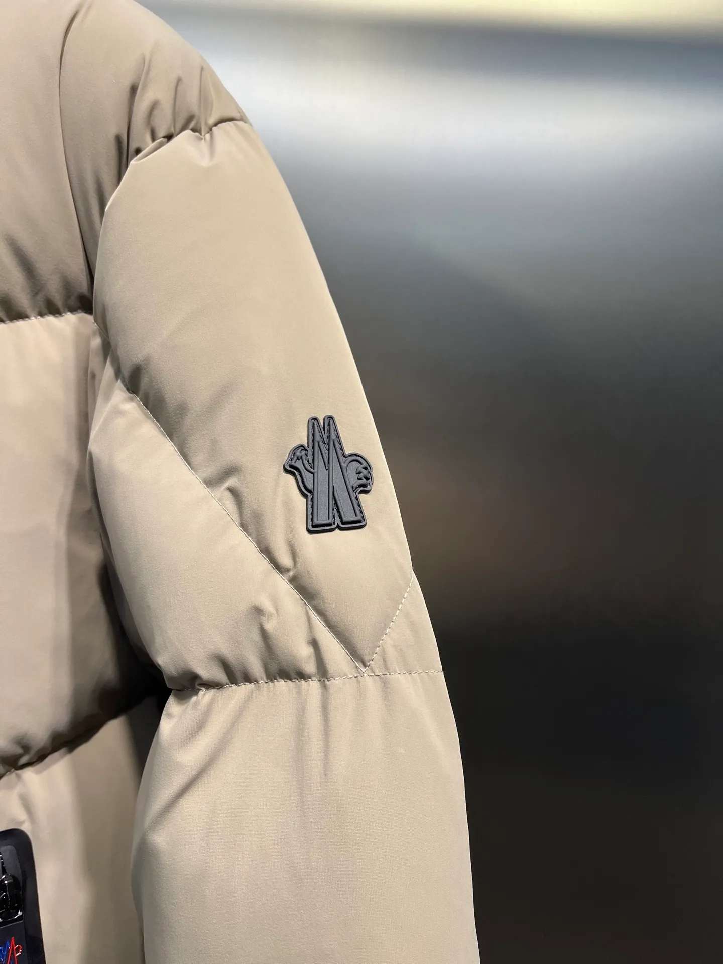 P1080 𝑴𝒐𝒏𝒄𝒍𝒆𝒓 / Grenoble Arcesaz Hooded Comfortable Zipper Closure Loose Long Sleeve Down Jacket / Men's Size: 1 2 3 4 5 Product Color: Black Light Brown