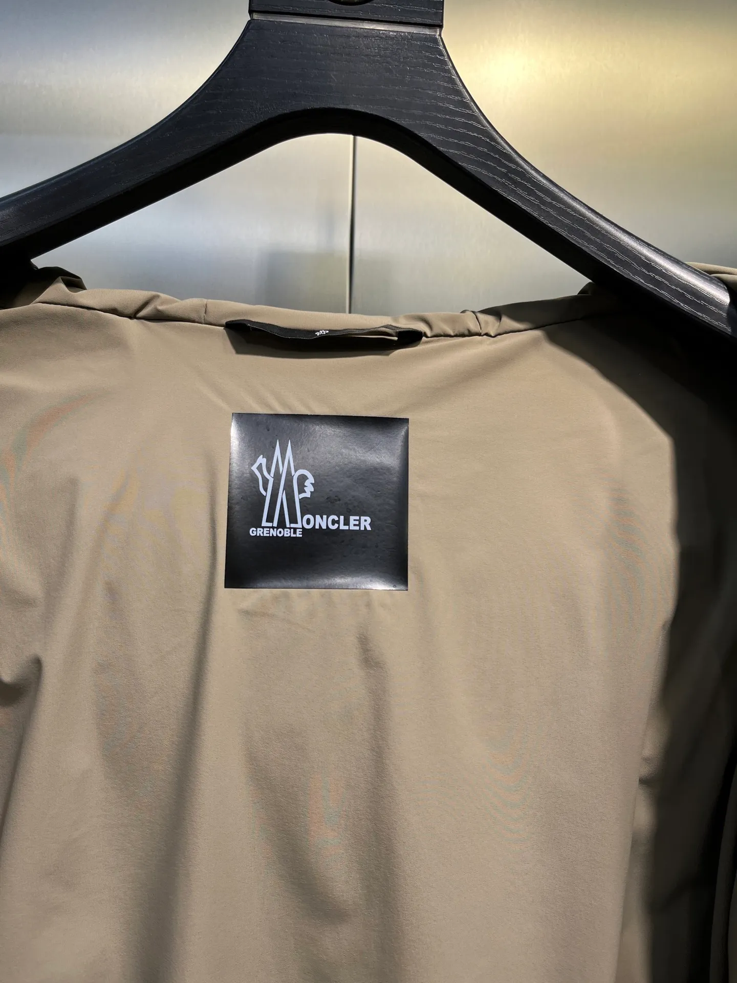 P1080 𝑴𝒐𝒏𝒄𝒍𝒆𝒓 / Grenoble Arcesaz Hooded Comfortable Zipper Closure Loose Long Sleeve Down Jacket / Men's Size: 1 2 3 4 5 Product Color: Black Light Brown