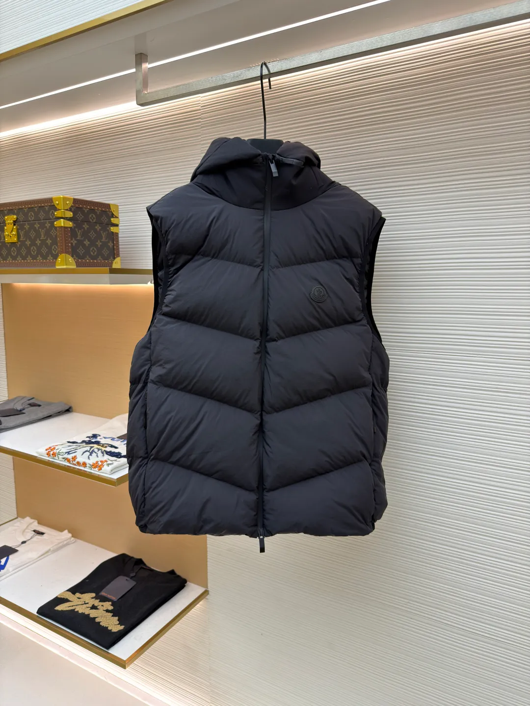 P670 MONCLER emblem hooded down vest ●Original version: purchased and developed by 6269 ●Item number: 1681645-C00 ●Fabric: white duck down fabric ●Technology: mechanical down filling ●Color: black ●Version: fitted version ●Weight: about 565 grams ●Size: 1-2-3-4 ●Description: The nylon fabric made of 100% nylon is woven into a tight and tough fabric through advanced textile technology. The strength of the frame is increased to effectively block the invasion of cold wind and lock the warm air generated by the down layer. After a tight weaving process and special treatment, it is waterproof and windproof. The surface forms a certain lotus leaf effect. It is also wrinkle-resistant and not easy to deform, making it easy for daily care. The quilting stitches are sewn in a diagonal direction at an angle of about 70 degrees, and the diagonal lines are arranged in parallel. The fabric and filling are planned into different functional areas, and the quilting stitches in each partition are relatively independent. This allows the finished product to produce a larger deformation space along the diagonal direction when stretched and pressed, making it less likely to tighten and break, and has rich visual effects, modern and advanced features. After the hood is removed, the stand-up collar displays an embossed logo of the same color, adding a unique visual experience and tactile details. Filled with 90% selected white duck down and weighing 170g, it ensures fluffiness, quick rebound, lightness and warmth. The overall wiring is straight and delicate, the fabric is comfortable and soft, and the color is consistent without color difference. It can be matched with the same style to create a fashionable look and control various occasions. Customized accessories, complete with three standards, same style for men and women!