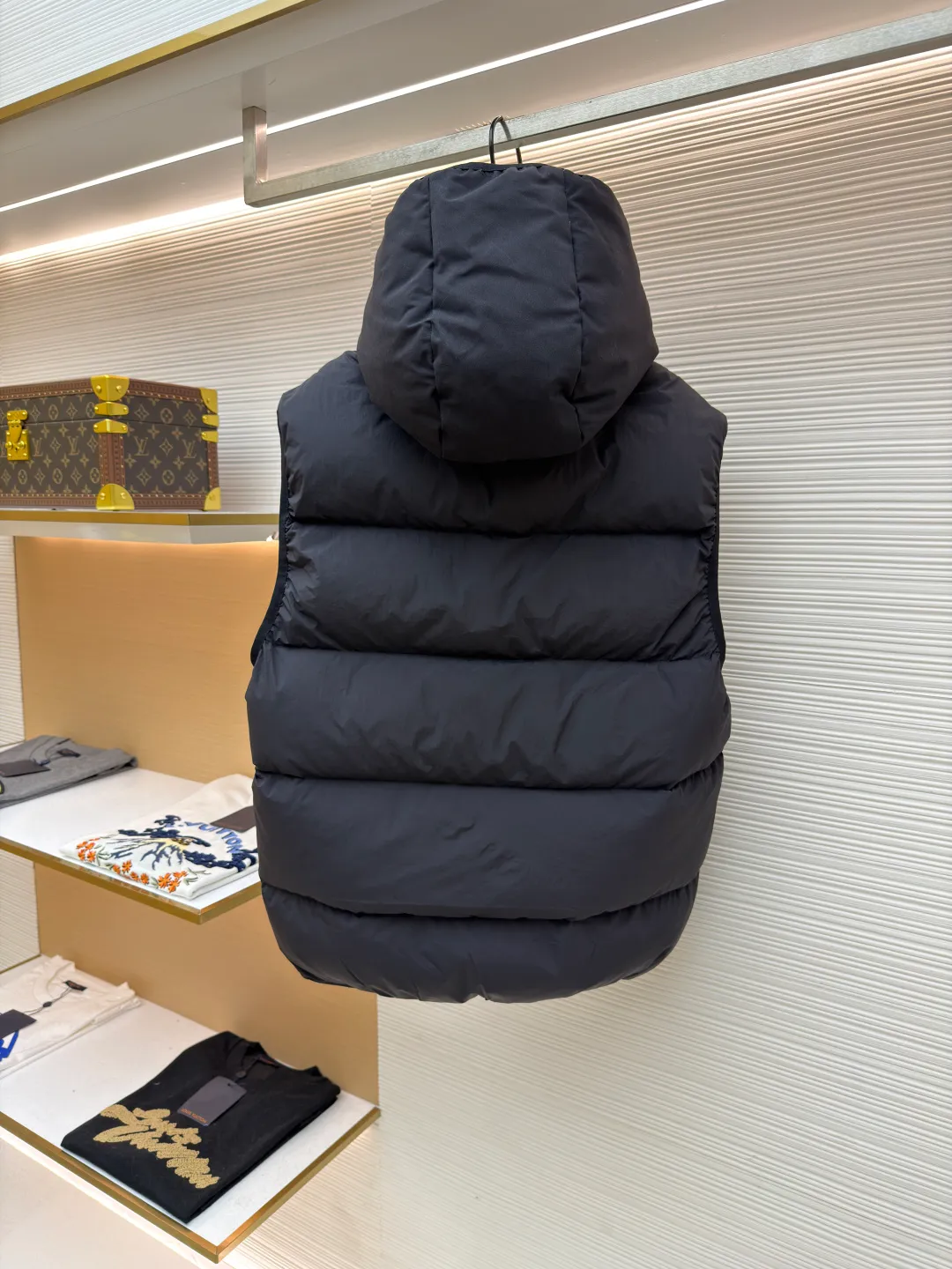P670 MONCLER emblem hooded down vest ●Original version: purchased and developed by 6269 ●Item number: 1681645-C00 ●Fabric: white duck down fabric ●Technology: mechanical down filling ●Color: black ●Version: fitted version ●Weight: about 565 grams ●Size: 1-2-3-4 ●Description: The nylon fabric made of 100% nylon is woven into a tight and tough fabric through advanced textile technology. The strength of the frame is increased to effectively block the invasion of cold wind and lock the warm air generated by the down layer. After a tight weaving process and special treatment, it is waterproof and windproof. The surface forms a certain lotus leaf effect. It is also wrinkle-resistant and not easy to deform, making it easy for daily care. The quilting stitches are sewn in a diagonal direction at an angle of about 70 degrees, and the diagonal lines are arranged in parallel. The fabric and filling are planned into different functional areas, and the quilting stitches in each partition are relatively independent. This allows the finished product to produce a larger deformation space along the diagonal direction when stretched and pressed, making it less likely to tighten and break, and has rich visual effects, modern and advanced features. After the hood is removed, the stand-up collar displays an embossed logo of the same color, adding a unique visual experience and tactile details. Filled with 90% selected white duck down and weighing 170g, it ensures fluffiness, quick rebound, lightness and warmth. The overall wiring is straight and delicate, the fabric is comfortable and soft, and the color is consistent without color difference. It can be matched with the same style to create a fashionable look and control various occasions. Customized accessories, complete with three standards, same style for men and women!