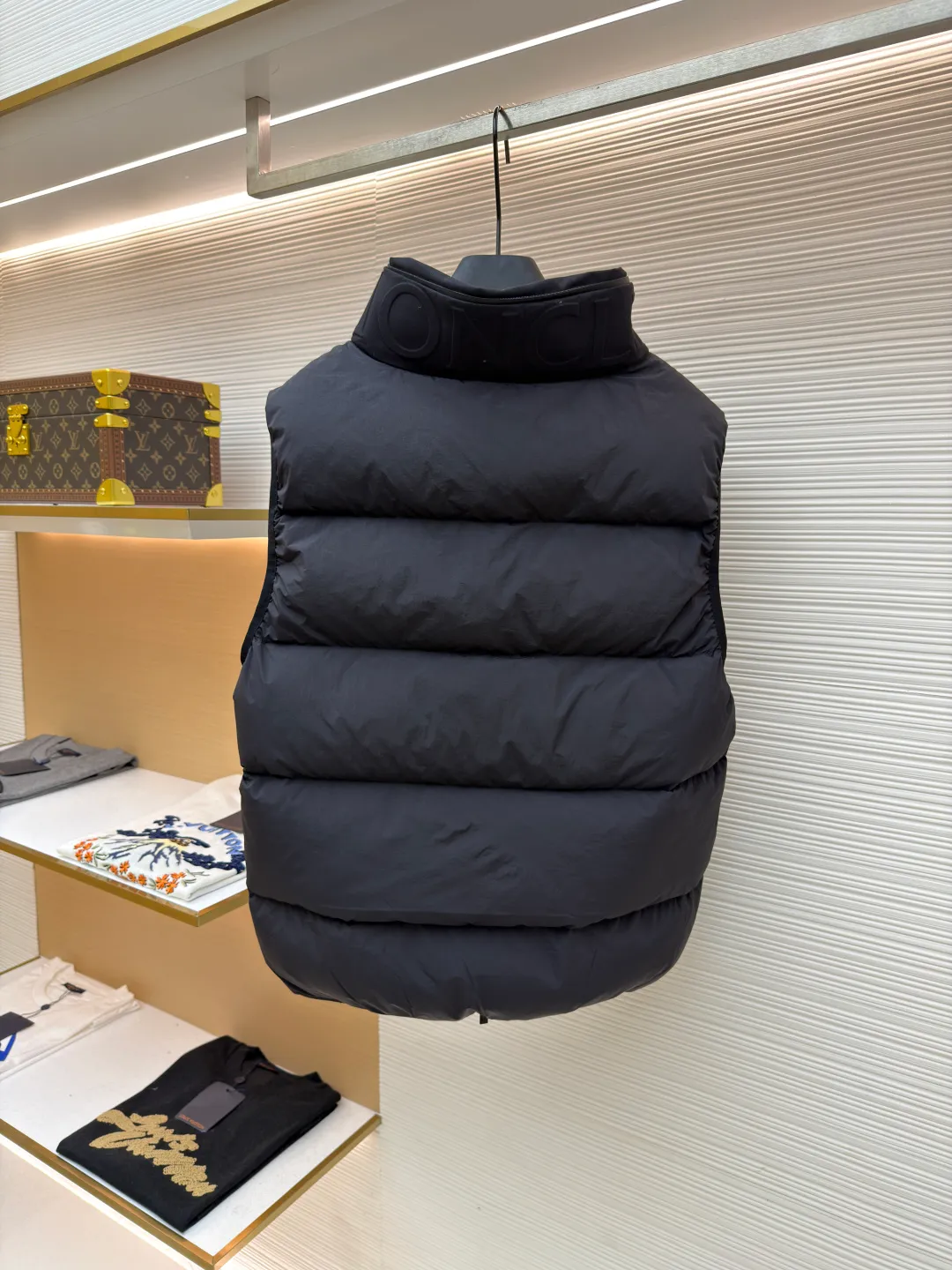 P670 MONCLER emblem hooded down vest ●Original version: purchased and developed by 6269 ●Item number: 1681645-C00 ●Fabric: white duck down fabric ●Technology: mechanical down filling ●Color: black ●Version: fitted version ●Weight: about 565 grams ●Size: 1-2-3-4 ●Description: The nylon fabric made of 100% nylon is woven into a tight and tough fabric through advanced textile technology. The strength of the frame is increased to effectively block the invasion of cold wind and lock the warm air generated by the down layer. After a tight weaving process and special treatment, it is waterproof and windproof. The surface forms a certain lotus leaf effect. It is also wrinkle-resistant and not easy to deform, making it easy for daily care. The quilting stitches are sewn in a diagonal direction at an angle of about 70 degrees, and the diagonal lines are arranged in parallel. The fabric and filling are planned into different functional areas, and the quilting stitches in each partition are relatively independent. This allows the finished product to produce a larger deformation space along the diagonal direction when stretched and pressed, making it less likely to tighten and break, and has rich visual effects, modern and advanced features. After the hood is removed, the stand-up collar displays an embossed logo of the same color, adding a unique visual experience and tactile details. Filled with 90% selected white duck down and weighing 170g, it ensures fluffiness, quick rebound, lightness and warmth. The overall wiring is straight and delicate, the fabric is comfortable and soft, and the color is consistent without color difference. It can be matched with the same style to create a fashionable look and control various occasions. Customized accessories, complete with three standards, same style for men and women!