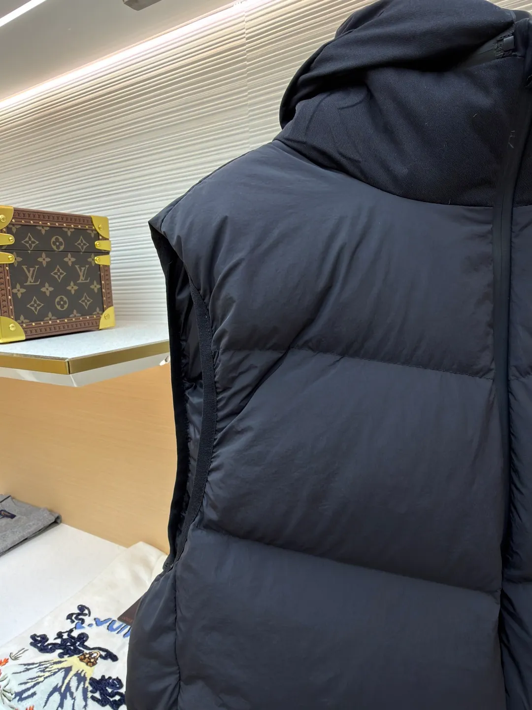 P670 MONCLER emblem hooded down vest ●Original version: purchased and developed by 6269 ●Item number: 1681645-C00 ●Fabric: white duck down fabric ●Technology: mechanical down filling ●Color: black ●Version: fitted version ●Weight: about 565 grams ●Size: 1-2-3-4 ●Description: The nylon fabric made of 100% nylon is woven into a tight and tough fabric through advanced textile technology. The strength of the frame is increased to effectively block the invasion of cold wind and lock the warm air generated by the down layer. After a tight weaving process and special treatment, it is waterproof and windproof. The surface forms a certain lotus leaf effect. It is also wrinkle-resistant and not easy to deform, making it easy for daily care. The quilting stitches are sewn in a diagonal direction at an angle of about 70 degrees, and the diagonal lines are arranged in parallel. The fabric and filling are planned into different functional areas, and the quilting stitches in each partition are relatively independent. This allows the finished product to produce a larger deformation space along the diagonal direction when stretched and pressed, making it less likely to tighten and break, and has rich visual effects, modern and advanced features. After the hood is removed, the stand-up collar displays an embossed logo of the same color, adding a unique visual experience and tactile details. Filled with 90% selected white duck down and weighing 170g, it ensures fluffiness, quick rebound, lightness and warmth. The overall wiring is straight and delicate, the fabric is comfortable and soft, and the color is consistent without color difference. It can be matched with the same style to create a fashionable look and control various occasions. Customized accessories, complete with three standards, same style for men and women!