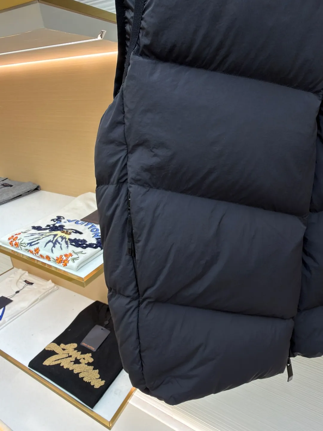 P670 MONCLER emblem hooded down vest ●Original version: purchased and developed by 6269 ●Item number: 1681645-C00 ●Fabric: white duck down fabric ●Technology: mechanical down filling ●Color: black ●Version: fitted version ●Weight: about 565 grams ●Size: 1-2-3-4 ●Description: The nylon fabric made of 100% nylon is woven into a tight and tough fabric through advanced textile technology. The strength of the frame is increased to effectively block the invasion of cold wind and lock the warm air generated by the down layer. After a tight weaving process and special treatment, it is waterproof and windproof. The surface forms a certain lotus leaf effect. It is also wrinkle-resistant and not easy to deform, making it easy for daily care. The quilting stitches are sewn in a diagonal direction at an angle of about 70 degrees, and the diagonal lines are arranged in parallel. The fabric and filling are planned into different functional areas, and the quilting stitches in each partition are relatively independent. This allows the finished product to produce a larger deformation space along the diagonal direction when stretched and pressed, making it less likely to tighten and break, and has rich visual effects, modern and advanced features. After the hood is removed, the stand-up collar displays an embossed logo of the same color, adding a unique visual experience and tactile details. Filled with 90% selected white duck down and weighing 170g, it ensures fluffiness, quick rebound, lightness and warmth. The overall wiring is straight and delicate, the fabric is comfortable and soft, and the color is consistent without color difference. It can be matched with the same style to create a fashionable look and control various occasions. Customized accessories, complete with three standards, same style for men and women!