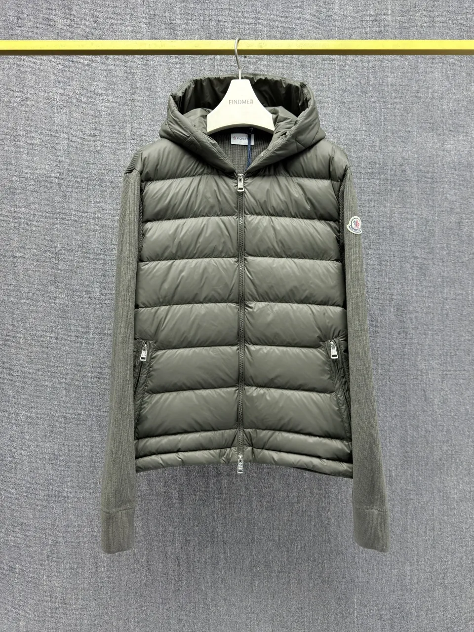 P760 MONCLER 25FW new autumn and winter men's padded wool zipper hooded sweatshirt. This wool hooded sweatshirt has a padded down front and is a practical jacket suitable for many seasons. This cardigan features a hood with quilted logo, a nod to the brand's heritage. Designed in a lightweight knit, it's a practical addition to your versatile wardrobe and can easily be worn as an outer layer in milder weather. Made of wool Longue saison lining Longue saison front, filled with down Ribbed knit 12 stitches Fine soft hood Zipper closure Pocket Logo quilting Logo patch Blue Black Army green 0 1 2 3 4 Five sizes are on sale now. Detailed photos of the actual product.