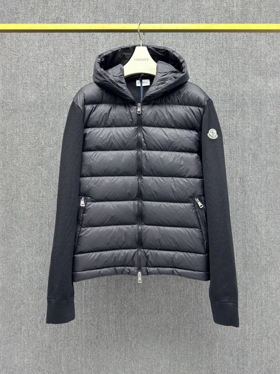 P760 MONCLER 25FW new autumn and winter men's padded wool zipper hooded sweatshirt. This wool hooded sweatshirt has a padded down front and is a practical jacket suitable for many seasons. This cardigan features a hood with quilted logo, a nod to the brand's heritage. Designed in a lightweight knit, it's a practical addition to your versatile wardrobe and can easily be worn as an outer layer in milder weather. Made of wool Longue saison lining Longue saison front, filled with down Ribbed knit 12 stitches Fine soft hood Zipper closure Pocket Logo quilting Logo patch Blue Black Army green 0 1 2 3 4 Five sizes are on sale now. Detailed photos of the actual product.
