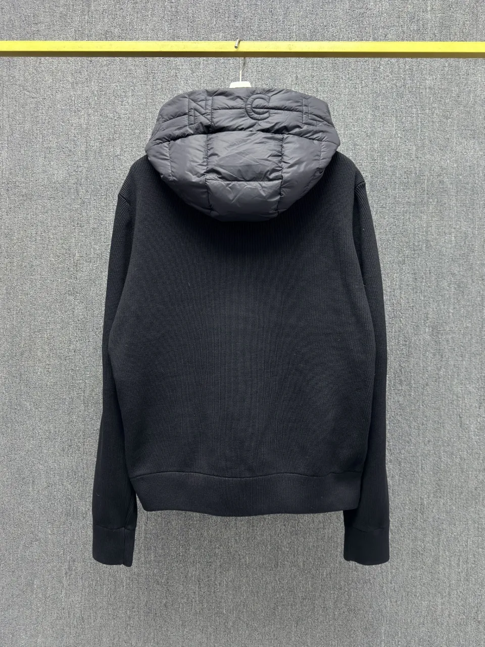 P760 MONCLER 25FW new autumn and winter men's padded wool zipper hooded sweatshirt. This wool hooded sweatshirt has a padded down front and is a practical jacket suitable for many seasons. This cardigan features a hood with quilted logo, a nod to the brand's heritage. Designed in a lightweight knit, it's a practical addition to your versatile wardrobe and can easily be worn as an outer layer in milder weather. Made of wool Longue saison lining Longue saison front, filled with down Ribbed knit 12 stitches Fine soft hood Zipper closure Pocket Logo quilting Logo patch Blue Black Army green 0 1 2 3 4 Five sizes are on sale now. Detailed photos of the actual product.