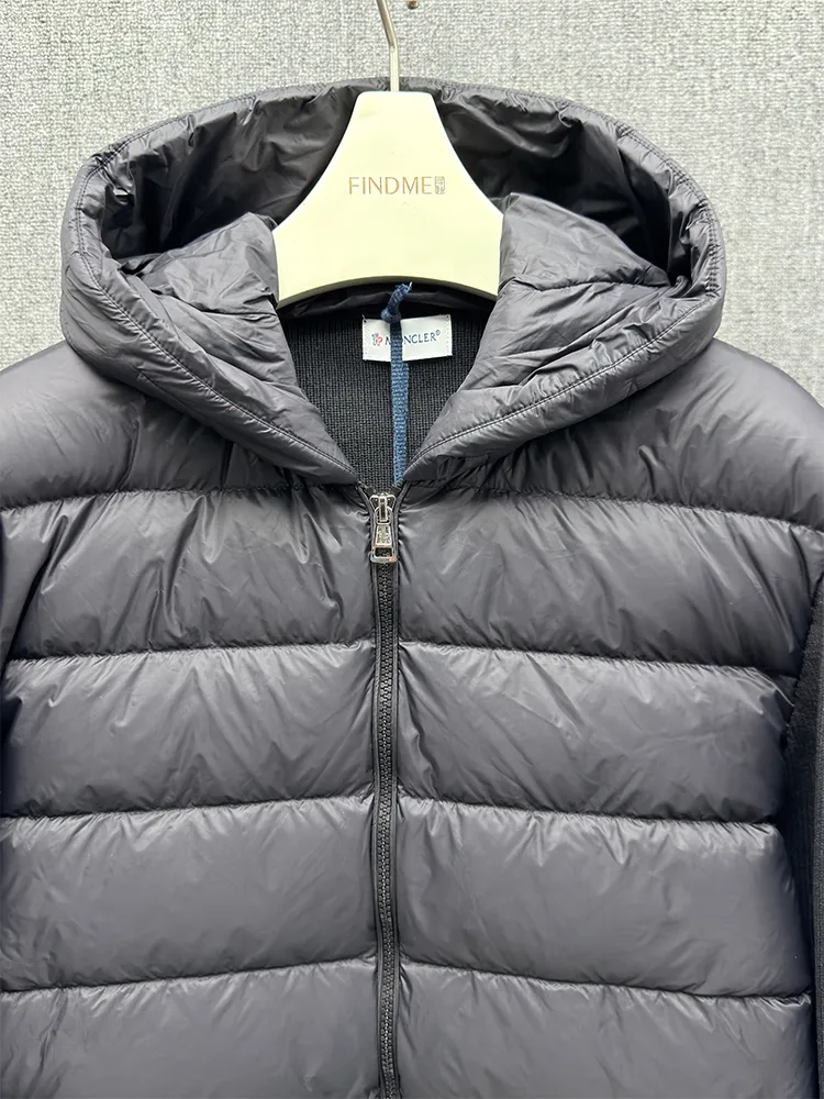 P760 MONCLER 25FW new autumn and winter men's padded wool zipper hooded sweatshirt. This wool hooded sweatshirt has a padded down front and is a practical jacket suitable for many seasons. This cardigan features a hood with quilted logo, a nod to the brand's heritage. Designed in a lightweight knit, it's a practical addition to your versatile wardrobe and can easily be worn as an outer layer in milder weather. Made of wool Longue saison lining Longue saison front, filled with down Ribbed knit 12 stitches Fine soft hood Zipper closure Pocket Logo quilting Logo patch Blue Black Army green 0 1 2 3 4 Five sizes are on sale now. Detailed photos of the actual product.