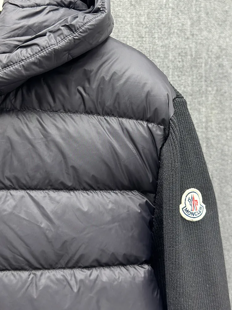 P760 MONCLER 25FW new autumn and winter men's padded wool zipper hooded sweatshirt. This wool hooded sweatshirt has a padded down front and is a practical jacket suitable for many seasons. This cardigan features a hood with quilted logo, a nod to the brand's heritage. Designed in a lightweight knit, it's a practical addition to your versatile wardrobe and can easily be worn as an outer layer in milder weather. Made of wool Longue saison lining Longue saison front, filled with down Ribbed knit 12 stitches Fine soft hood Zipper closure Pocket Logo quilting Logo patch Blue Black Army green 0 1 2 3 4 Five sizes are on sale now. Detailed photos of the actual product.