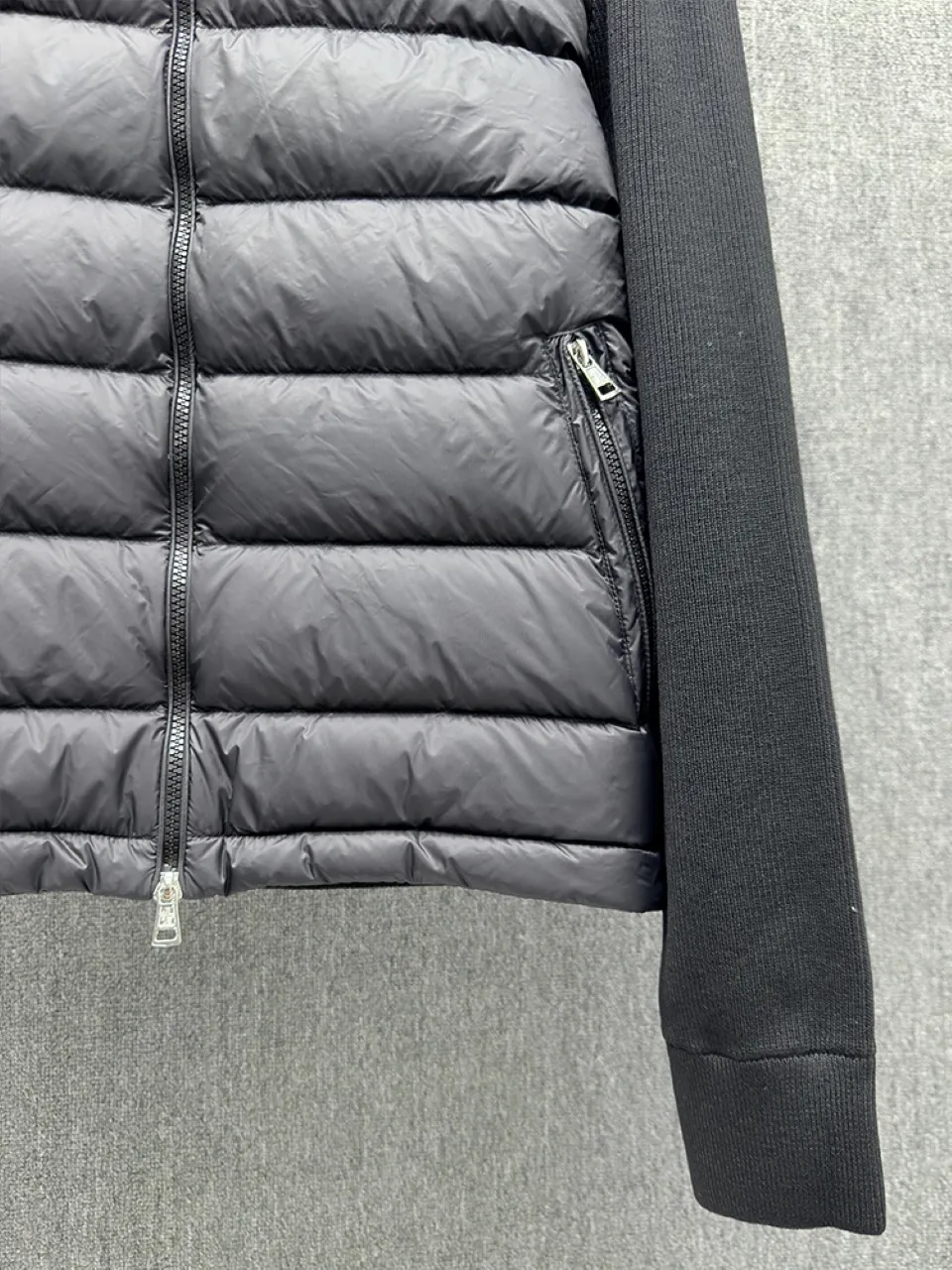 P760 MONCLER 25FW new autumn and winter men's padded wool zipper hooded sweatshirt. This wool hooded sweatshirt has a padded down front and is a practical jacket suitable for many seasons. This cardigan features a hood with quilted logo, a nod to the brand's heritage. Designed in a lightweight knit, it's a practical addition to your versatile wardrobe and can easily be worn as an outer layer in milder weather. Made of wool Longue saison lining Longue saison front, filled with down Ribbed knit 12 stitches Fine soft hood Zipper closure Pocket Logo quilting Logo patch Blue Black Army green 0 1 2 3 4 Five sizes are on sale now. Detailed photos of the actual product.