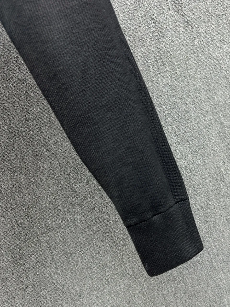 P760 MONCLER 25FW new autumn and winter men's padded wool zipper hooded sweatshirt. This wool hooded sweatshirt has a padded down front and is a practical jacket suitable for many seasons. This cardigan features a hood with quilted logo, a nod to the brand's heritage. Designed in a lightweight knit, it's a practical addition to your versatile wardrobe and can easily be worn as an outer layer in milder weather. Made of wool Longue saison lining Longue saison front, filled with down Ribbed knit 12 stitches Fine soft hood Zipper closure Pocket Logo quilting Logo patch Blue Black Army green 0 1 2 3 4 Five sizes are on sale now. Detailed photos of the actual product.