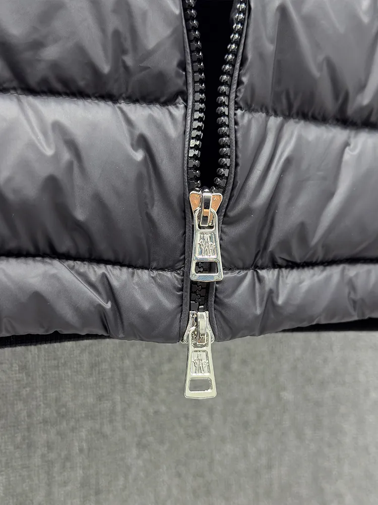 P760 MONCLER 25FW new autumn and winter men's padded wool zipper hooded sweatshirt. This wool hooded sweatshirt has a padded down front and is a practical jacket suitable for many seasons. This cardigan features a hood with quilted logo, a nod to the brand's heritage. Designed in a lightweight knit, it's a practical addition to your versatile wardrobe and can easily be worn as an outer layer in milder weather. Made of wool Longue saison lining Longue saison front, filled with down Ribbed knit 12 stitches Fine soft hood Zipper closure Pocket Logo quilting Logo patch Blue Black Army green 0 1 2 3 4 Five sizes are on sale now. Detailed photos of the actual product.