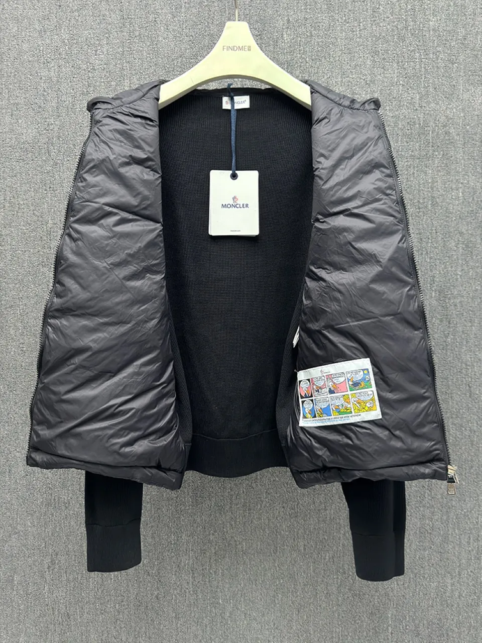 P760 MONCLER 25FW new autumn and winter men's padded wool zipper hooded sweatshirt. This wool hooded sweatshirt has a padded down front and is a practical jacket suitable for many seasons. This cardigan features a hood with quilted logo, a nod to the brand's heritage. Designed in a lightweight knit, it's a practical addition to your versatile wardrobe and can easily be worn as an outer layer in milder weather. Made of wool Longue saison lining Longue saison front, filled with down Ribbed knit 12 stitches Fine soft hood Zipper closure Pocket Logo quilting Logo patch Blue Black Army green 0 1 2 3 4 Five sizes are on sale now. Detailed photos of the actual product.