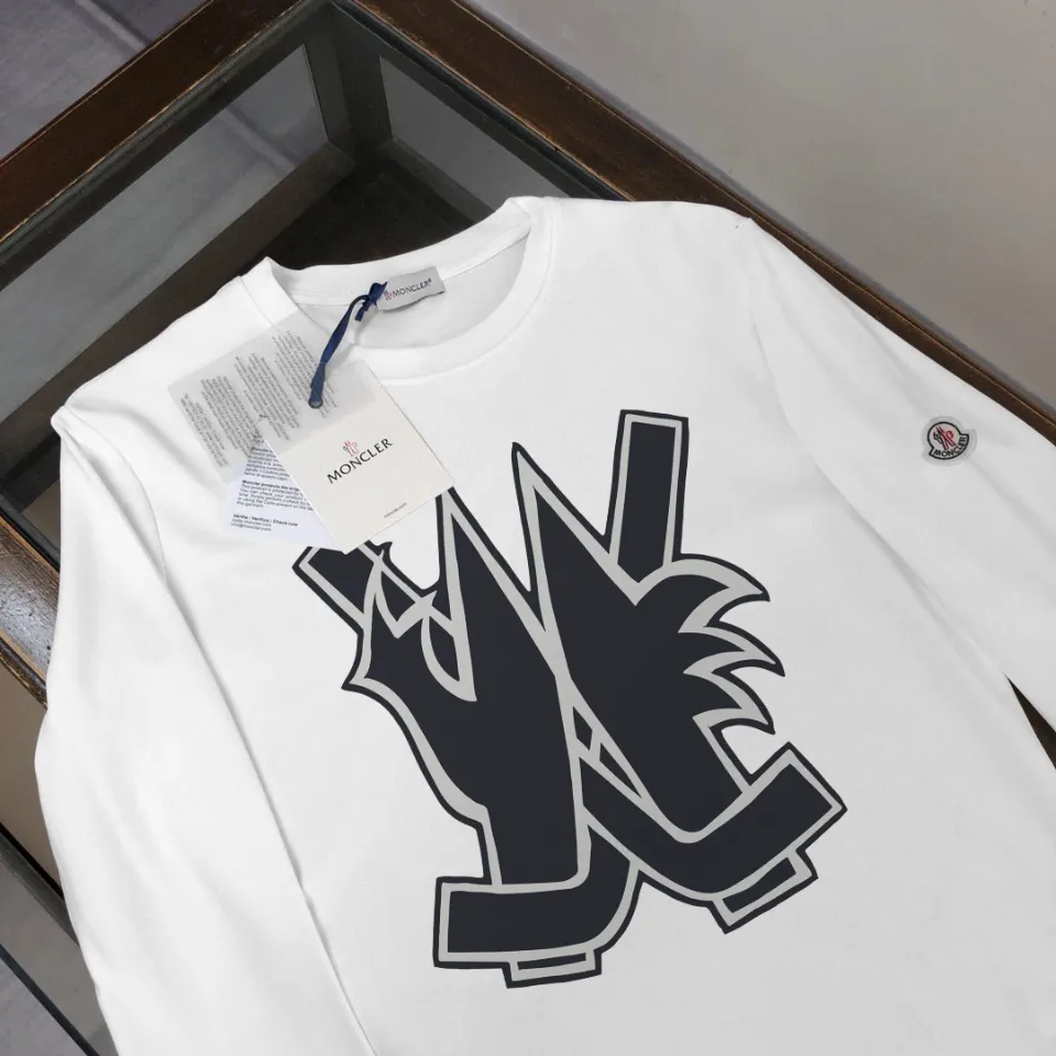 P180, a non-off-the-shelf model, you can trust it. Moncler printed long-sleeved T-shirt, 240g breathable cotton fabric, very soft and comfortable texture, does not shrink, does not deform, does not ball), can be worn alone as a base layer. Original customized accessories, collar label, care mark, hangtag, packaging (perfect details) Color: White Black Size: XS S M L