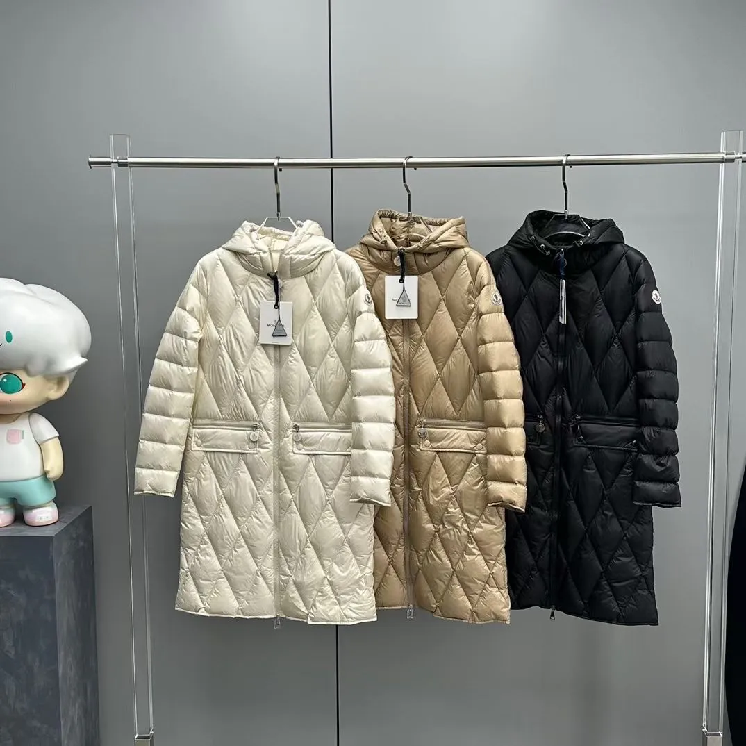 P800 Moncler Mouth Serilong Women's Down Jacket Diamond Check Mid-Length Hooded Down Jacket is on sale simultaneously on the official website! This down jacket has a great sense of design and looks, and you can buy it directly with quality control. It’s a high-end product that you can’t go wrong with! It is made of imported technical fabrics and is filled with 90% white duck down. The texture of the fabric is smooth and shiny. You can feel its strong aura through the detailed pictures. It also has excellent outdoor windproof and warm performance, making it easy to wear in various occasions! The thermal insulation effect is remarkable, so you don’t have to worry about getting a little chilly! The placket adopts a large-tooth zipper opening and closing design, which is both fashionable and functional. It not only highlights the shape but also is windproof and warm. The iconic logo patches on the sleeve arms make the whole style more luxurious! The design of the belt makes the upper body lines of the entire dress brighter. Color: Black, Off-White, Brown Size: 0-1-2-3