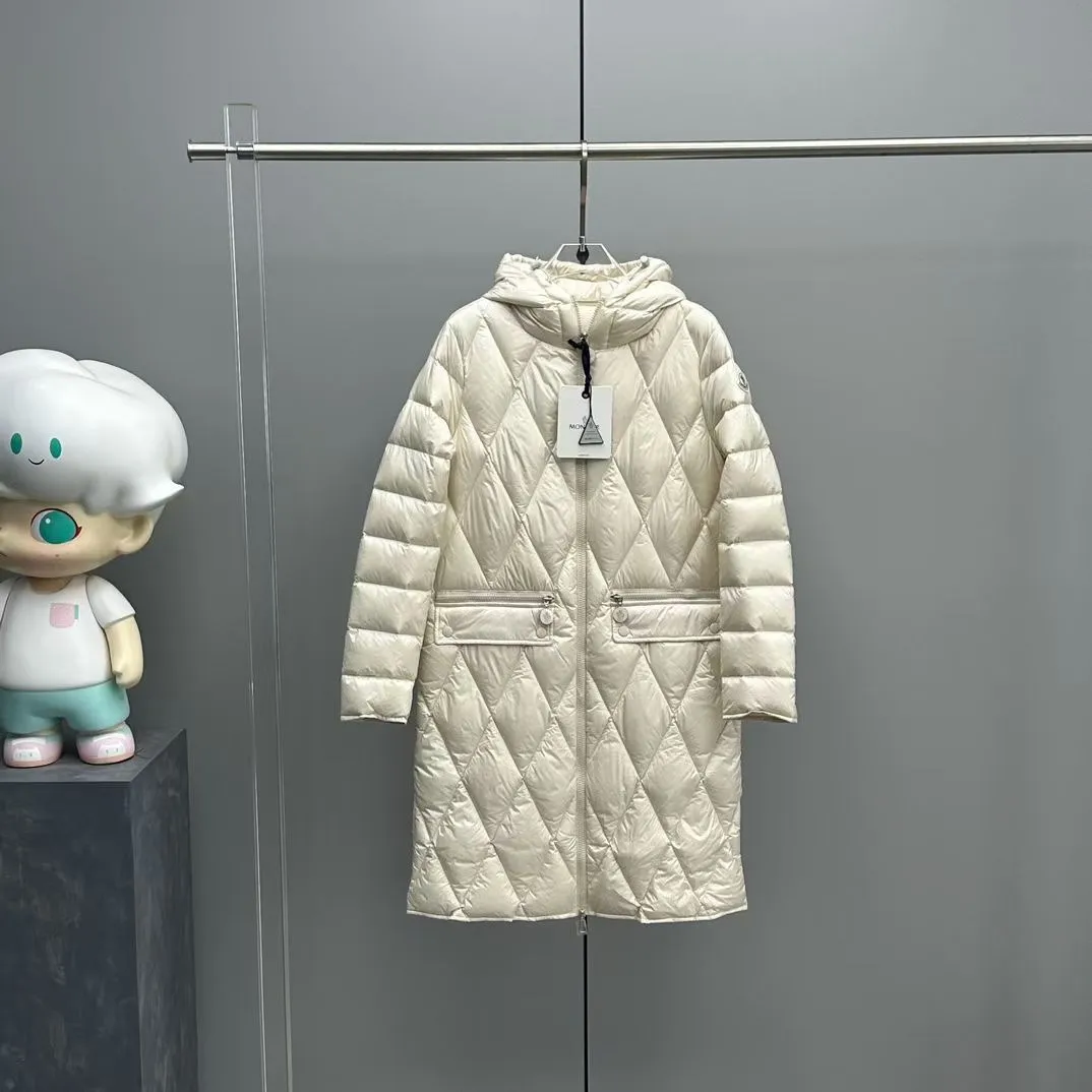 P800 Moncler Mouth Serilong Women's Down Jacket Diamond Check Mid-Length Hooded Down Jacket is on sale simultaneously on the official website! This down jacket has a great sense of design and looks, and you can buy it directly with quality control. It’s a high-end product that you can’t go wrong with! It is made of imported technical fabrics and is filled with 90% white duck down. The texture of the fabric is smooth and shiny. You can feel its strong aura through the detailed pictures. It also has excellent outdoor windproof and warm performance, making it easy to wear in various occasions! The thermal insulation effect is remarkable, so you don’t have to worry about getting a little chilly! The placket adopts a large-tooth zipper opening and closing design, which is both fashionable and functional. It not only highlights the shape but also is windproof and warm. The iconic logo patches on the sleeve arms make the whole style more luxurious! The design of the belt makes the upper body lines of the entire dress brighter. Color: Black, Off-White, Brown Size: 0-1-2-3