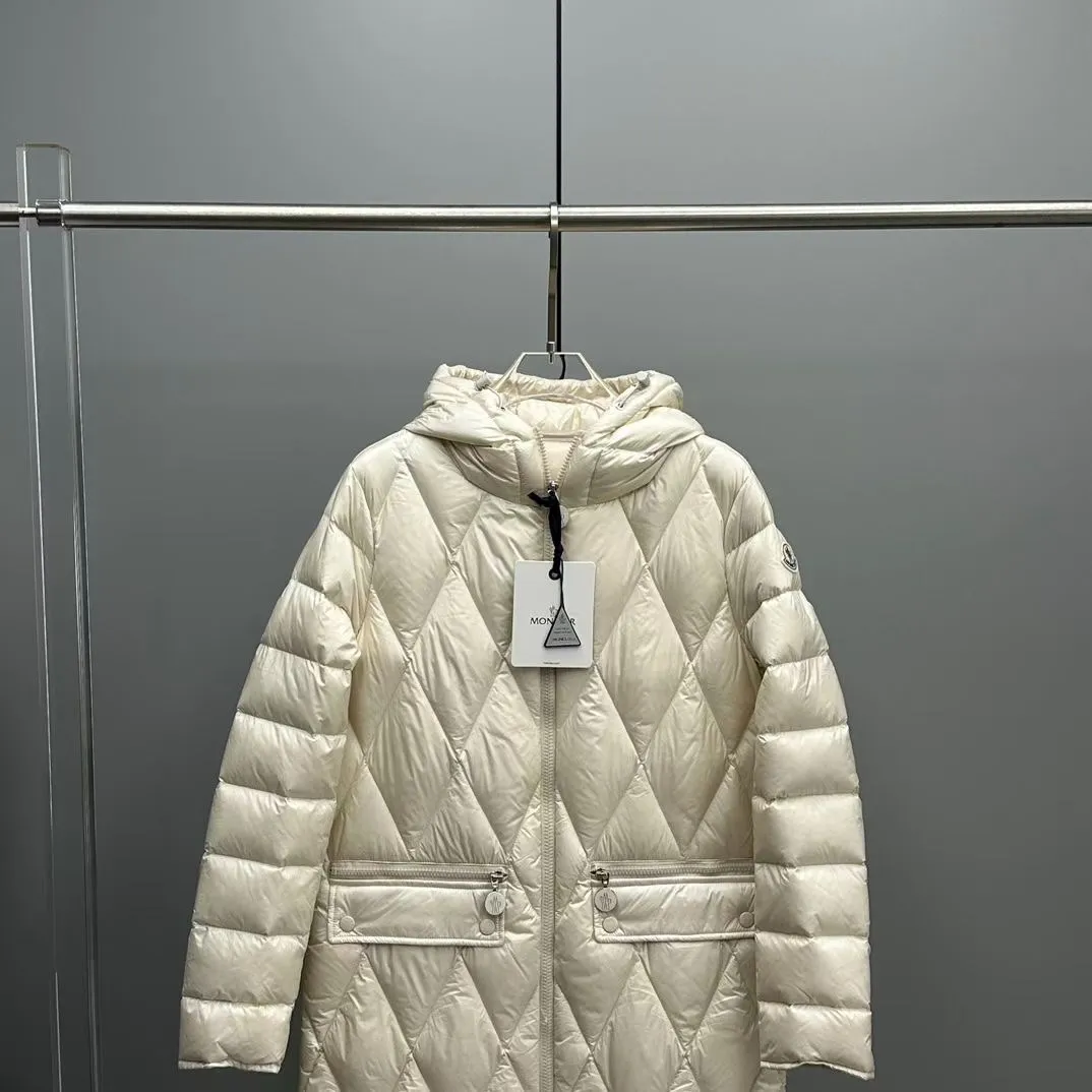 P800 Moncler Mouth Serilong Women's Down Jacket Diamond Check Mid-Length Hooded Down Jacket is on sale simultaneously on the official website! This down jacket has a great sense of design and looks, and you can buy it directly with quality control. It’s a high-end product that you can’t go wrong with! It is made of imported technical fabrics and is filled with 90% white duck down. The texture of the fabric is smooth and shiny. You can feel its strong aura through the detailed pictures. It also has excellent outdoor windproof and warm performance, making it easy to wear in various occasions! The thermal insulation effect is remarkable, so you don’t have to worry about getting a little chilly! The placket adopts a large-tooth zipper opening and closing design, which is both fashionable and functional. It not only highlights the shape but also is windproof and warm. The iconic logo patches on the sleeve arms make the whole style more luxurious! The design of the belt makes the upper body lines of the entire dress brighter. Color: Black, Off-White, Brown Size: 0-1-2-3
