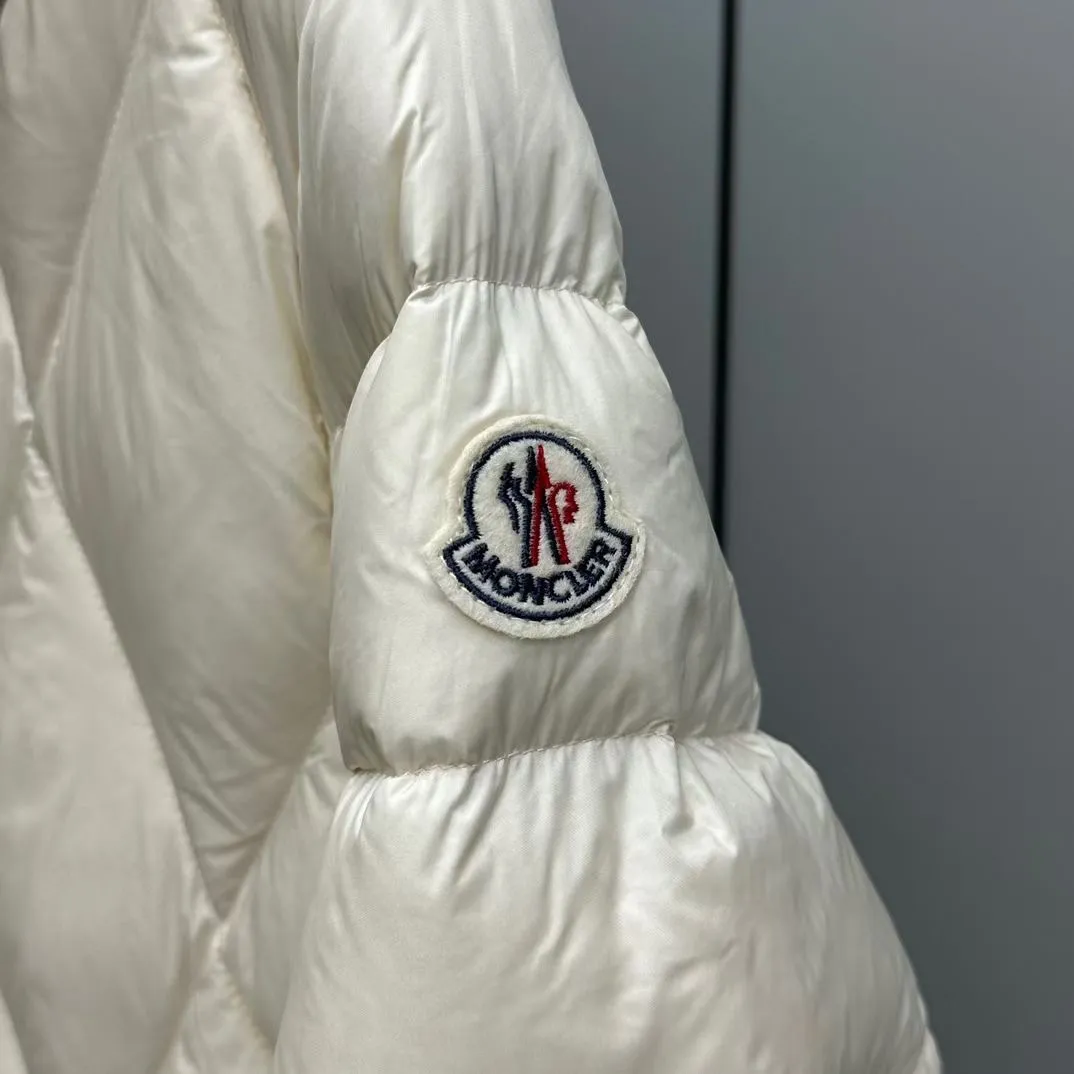 P800 Moncler Mouth Serilong Women's Down Jacket Diamond Check Mid-Length Hooded Down Jacket is on sale simultaneously on the official website! This down jacket has a great sense of design and looks, and you can buy it directly with quality control. It’s a high-end product that you can’t go wrong with! It is made of imported technical fabrics and is filled with 90% white duck down. The texture of the fabric is smooth and shiny. You can feel its strong aura through the detailed pictures. It also has excellent outdoor windproof and warm performance, making it easy to wear in various occasions! The thermal insulation effect is remarkable, so you don’t have to worry about getting a little chilly! The placket adopts a large-tooth zipper opening and closing design, which is both fashionable and functional. It not only highlights the shape but also is windproof and warm. The iconic logo patches on the sleeve arms make the whole style more luxurious! The design of the belt makes the upper body lines of the entire dress brighter. Color: Black, Off-White, Brown Size: 0-1-2-3
