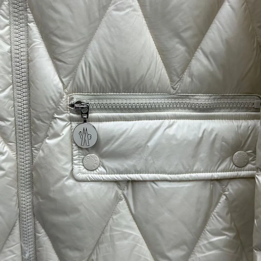 P800 Moncler Mouth Serilong Women's Down Jacket Diamond Check Mid-Length Hooded Down Jacket is on sale simultaneously on the official website! This down jacket has a great sense of design and looks, and you can buy it directly with quality control. It’s a high-end product that you can’t go wrong with! It is made of imported technical fabrics and is filled with 90% white duck down. The texture of the fabric is smooth and shiny. You can feel its strong aura through the detailed pictures. It also has excellent outdoor windproof and warm performance, making it easy to wear in various occasions! The thermal insulation effect is remarkable, so you don’t have to worry about getting a little chilly! The placket adopts a large-tooth zipper opening and closing design, which is both fashionable and functional. It not only highlights the shape but also is windproof and warm. The iconic logo patches on the sleeve arms make the whole style more luxurious! The design of the belt makes the upper body lines of the entire dress brighter. Color: Black, Off-White, Brown Size: 0-1-2-3