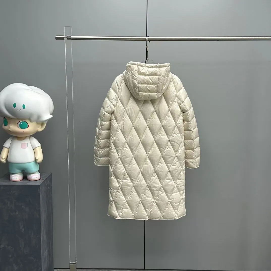 P800 Moncler Mouth Serilong Women's Down Jacket Diamond Check Mid-Length Hooded Down Jacket is on sale simultaneously on the official website! This down jacket has a great sense of design and looks, and you can buy it directly with quality control. It’s a high-end product that you can’t go wrong with! It is made of imported technical fabrics and is filled with 90% white duck down. The texture of the fabric is smooth and shiny. You can feel its strong aura through the detailed pictures. It also has excellent outdoor windproof and warm performance, making it easy to wear in various occasions! The thermal insulation effect is remarkable, so you don’t have to worry about getting a little chilly! The placket adopts a large-tooth zipper opening and closing design, which is both fashionable and functional. It not only highlights the shape but also is windproof and warm. The iconic logo patches on the sleeve arms make the whole style more luxurious! The design of the belt makes the upper body lines of the entire dress brighter. Color: Black, Off-White, Brown Size: 0-1-2-3