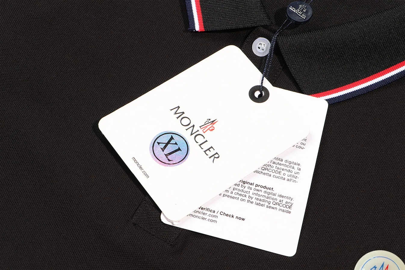 P200 New in stock】𝐌𝐎𝐍𝐂𝐋𝐄𝐑~Mengkou #2025 New high-quality lapel long-sleeved POLO shirt in early spring, custom-made fabrics at the counter. Highly breathable and comfortable, with impeccable details. The brand's simple element design concept reflects high quality. It feels delicate and soft! It presents a casual cut and the upper body shape is great! The chest is filled with three-dimensional embroidery of the brand LOGO to highlight quality and luxury. Color: black, white Size: M~L~XL~2XL~3XL