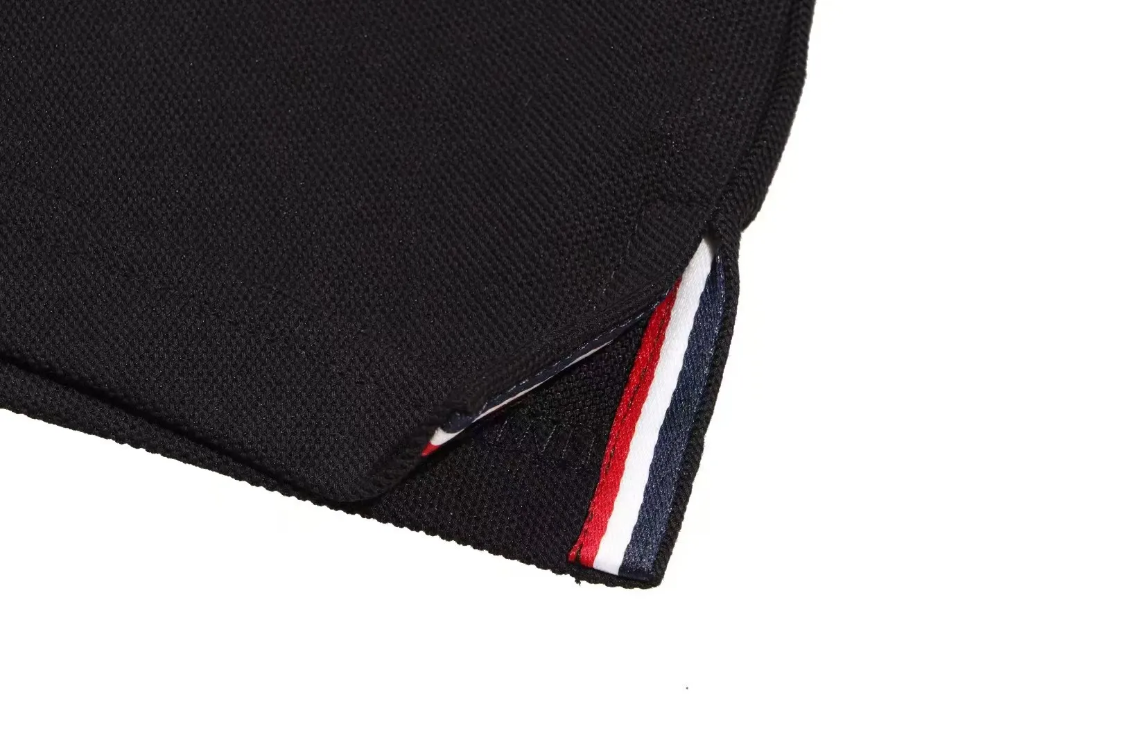 P200 New in stock】𝐌𝐎𝐍𝐂𝐋𝐄𝐑~Mengkou #2025 New high-quality lapel long-sleeved POLO shirt in early spring, custom-made fabrics at the counter. Highly breathable and comfortable, with impeccable details. The brand's simple element design concept reflects high quality. It feels delicate and soft! It presents a casual cut and the upper body shape is great! The chest is filled with three-dimensional embroidery of the brand LOGO to highlight quality and luxury. Color: black, white Size: M~L~XL~2XL~3XL