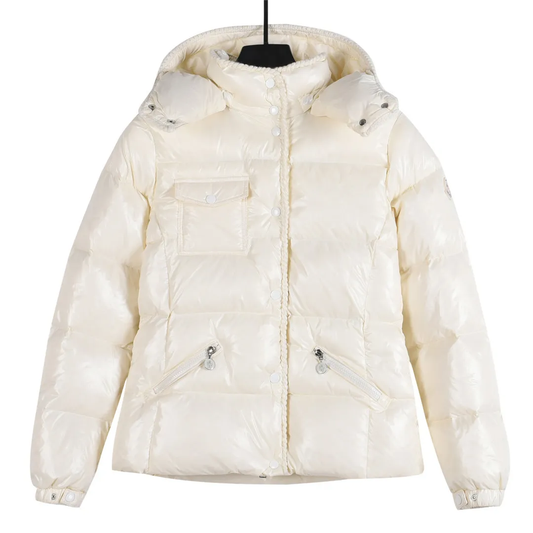 P860 Moncler / Moncler Mouth Small Waist Second Generation FW25 Glareins Woven Trim Hooded Short Comfort Down Jacket Women's Glareins Woven Trim Hooded Short Down Jacket is a classic item of Moncler's 2025 autumn and winter women's wear series. It highlights the feminine temperament with exquisite braided trim and waist design.  • Design highlights: Braided trim is used to highlight the waist silhouette, and the short hooded design is both fashionable and practical • Fabric technology: The outer shell is made of 100% nylon fabric, with a gorgeous luster, and the interior is filled with 90% white goose down + 10% feathers • Functional details: Equipped with an adjustable hood, zipper + snap button double closure, waist drawstring design, length of about 58cm • Origin information: Mainly made in Romania, ensuring European quality standards • Good upper body effect: A-line hem design with slightly closed waist, as delicate as a princess, outstanding proportion modification effect • Strong thermal insulation performance: 90 white goose down filling, warmth retention comparable to polar expedition equipment, light and not bulky • Strong sense of quality: high-quality hardware, even and fine stitching, clear brand logo Color: blue off-white black code number: 0 1 2 3