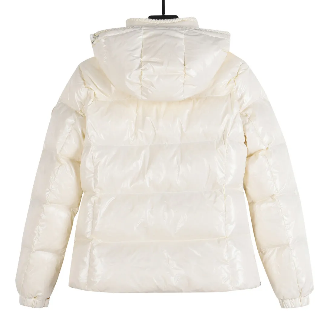 P860 Moncler / Moncler Mouth Small Waist Second Generation FW25 Glareins Woven Trim Hooded Short Comfort Down Jacket Women's Glareins Woven Trim Hooded Short Down Jacket is a classic item of Moncler's 2025 autumn and winter women's wear series. It highlights the feminine temperament with exquisite braided trim and waist design.  • Design highlights: Braided trim is used to highlight the waist silhouette, and the short hooded design is both fashionable and practical • Fabric technology: The outer shell is made of 100% nylon fabric, with a gorgeous luster, and the interior is filled with 90% white goose down + 10% feathers • Functional details: Equipped with an adjustable hood, zipper + snap button double closure, waist drawstring design, length of about 58cm • Origin information: Mainly made in Romania, ensuring European quality standards • Good upper body effect: A-line hem design with slightly closed waist, as delicate as a princess, outstanding proportion modification effect • Strong thermal insulation performance: 90 white goose down filling, warmth retention comparable to polar expedition equipment, light and not bulky • Strong sense of quality: high-quality hardware, even and fine stitching, clear brand logo Color: blue off-white black code number: 0 1 2 3
