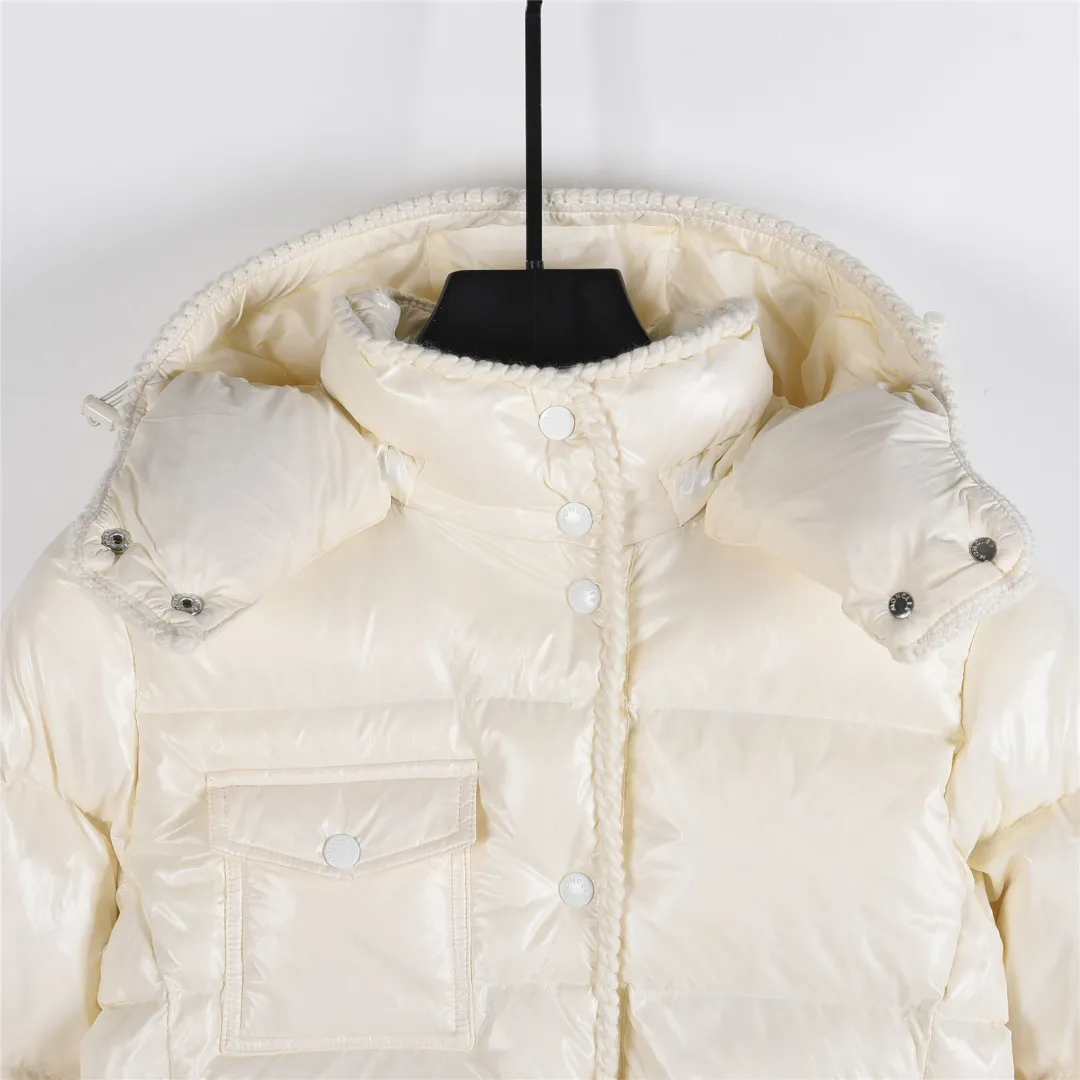 P860 Moncler / Moncler Mouth Small Waist Second Generation FW25 Glareins Woven Trim Hooded Short Comfort Down Jacket Women's Glareins Woven Trim Hooded Short Down Jacket is a classic item of Moncler's 2025 autumn and winter women's wear series. It highlights the feminine temperament with exquisite braided trim and waist design.  • Design highlights: Braided trim is used to highlight the waist silhouette, and the short hooded design is both fashionable and practical • Fabric technology: The outer shell is made of 100% nylon fabric, with a gorgeous luster, and the interior is filled with 90% white goose down + 10% feathers • Functional details: Equipped with an adjustable hood, zipper + snap button double closure, waist drawstring design, length of about 58cm • Origin information: Mainly made in Romania, ensuring European quality standards • Good upper body effect: A-line hem design with slightly closed waist, as delicate as a princess, outstanding proportion modification effect • Strong thermal insulation performance: 90 white goose down filling, warmth retention comparable to polar expedition equipment, light and not bulky • Strong sense of quality: high-quality hardware, even and fine stitching, clear brand logo Color: blue off-white black code number: 0 1 2 3