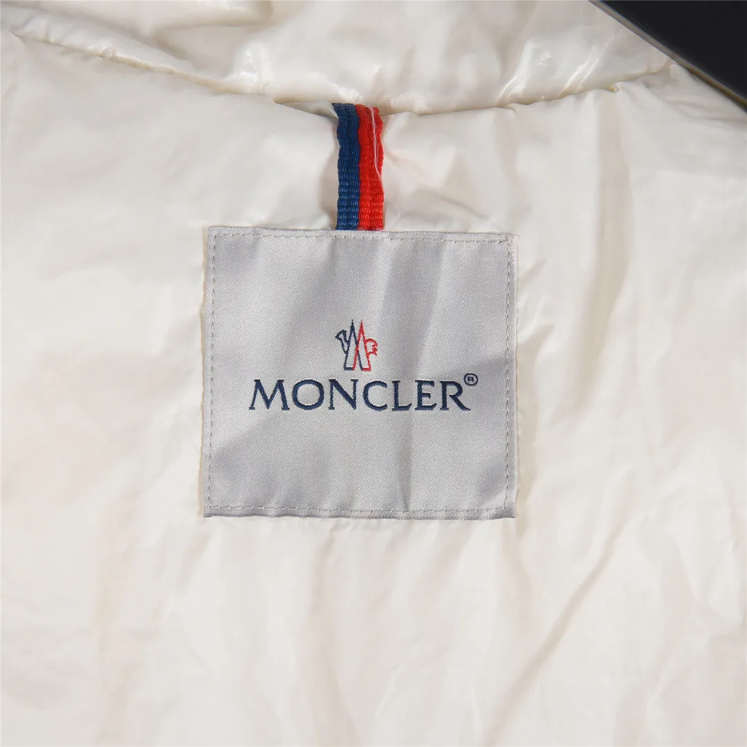 P860 Moncler / Moncler Mouth Small Waist Second Generation FW25 Glareins Woven Trim Hooded Short Comfort Down Jacket Women's Glareins Woven Trim Hooded Short Down Jacket is a classic item of Moncler's 2025 autumn and winter women's wear series. It highlights the feminine temperament with exquisite braided trim and waist design.  • Design highlights: Braided trim is used to highlight the waist silhouette, and the short hooded design is both fashionable and practical • Fabric technology: The outer shell is made of 100% nylon fabric, with a gorgeous luster, and the interior is filled with 90% white goose down + 10% feathers • Functional details: Equipped with an adjustable hood, zipper + snap button double closure, waist drawstring design, length of about 58cm • Origin information: Mainly made in Romania, ensuring European quality standards • Good upper body effect: A-line hem design with slightly closed waist, as delicate as a princess, outstanding proportion modification effect • Strong thermal insulation performance: 90 white goose down filling, warmth retention comparable to polar expedition equipment, light and not bulky • Strong sense of quality: high-quality hardware, even and fine stitching, clear brand logo Color: blue off-white black code number: 0 1 2 3