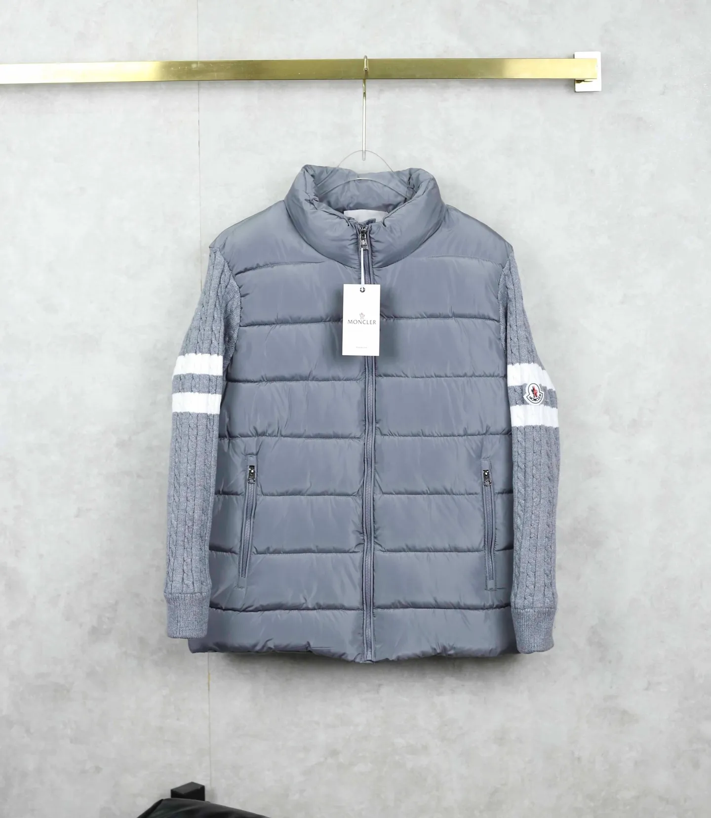 P330 MONCLER/Mongolian Knitted Spliced Cotton Clothes Moncler is really going crazy this time! Who can resist the magical combination of knitted + cotton clothes? The knitted twist sleeves are soft and textured, and are spliced with fluffy and full fabrics. While the warmth is maximized, the texture also directly improves~ The design of the neckline is very revealing of the neck line, and the striped decoration on the sleeves + brand emblem, the exquisiteness is hidden in every detail, and you can recognize it as Moncler at a glance It has a high-end tone~ It smells so good in autumn and winter! Paired with jeans, it gives a lazy and elegant casual feel. It can also be worn with a long skirt to show French elegance. It can also steadily protect the temperature in cold weather~ It belongs to the kind of person who is "planted at a glance" and looks good whoever wears it. Color: black gray