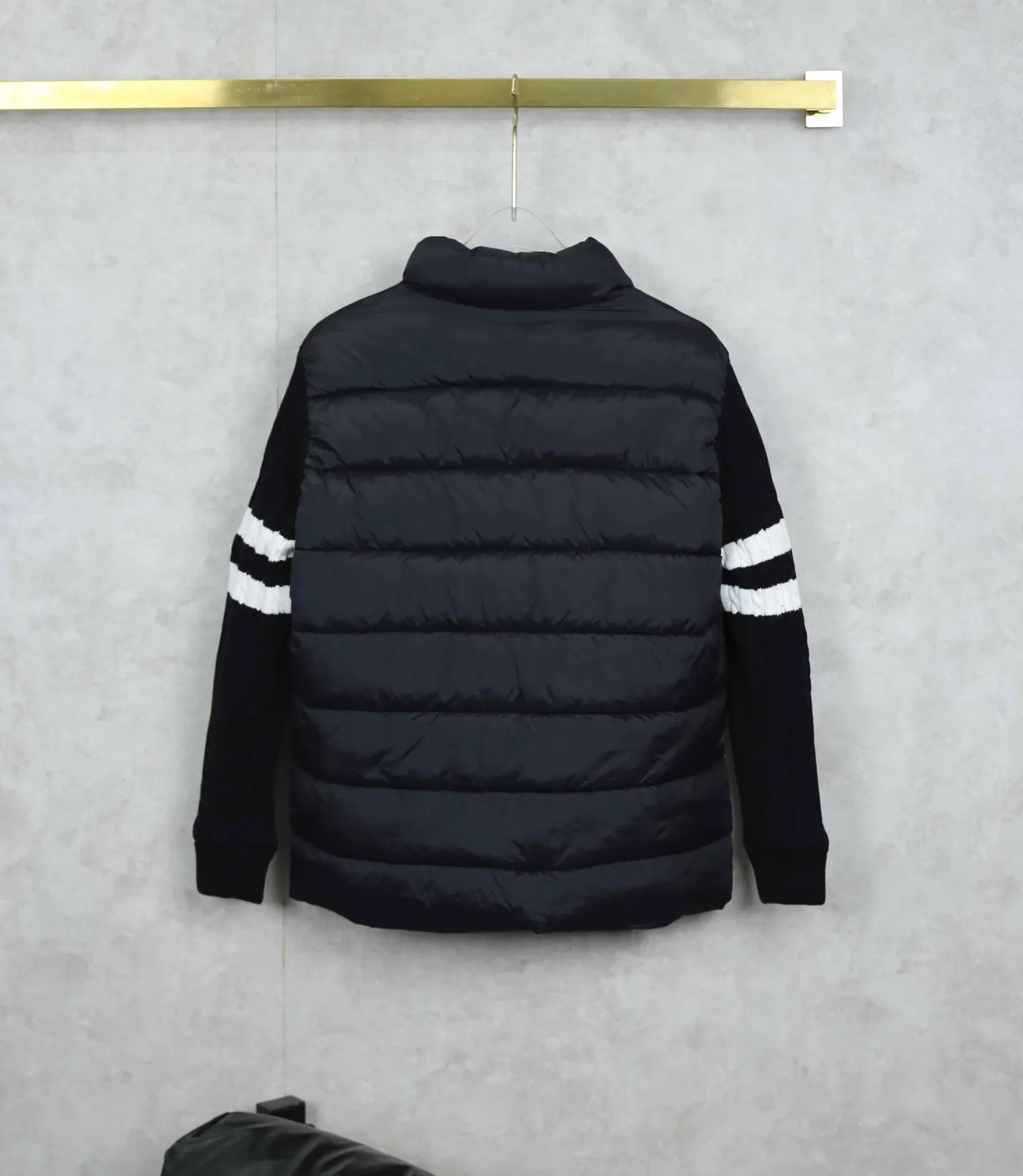 P330 MONCLER/Mongolian Knitted Spliced Cotton Clothes Moncler is really going crazy this time! Who can resist the magical combination of knitted + cotton clothes? The knitted twist sleeves are soft and textured, and are spliced with fluffy and full fabrics. While the warmth is maximized, the texture also directly improves~ The design of the neckline is very revealing of the neck line, and the striped decoration on the sleeves + brand emblem, the exquisiteness is hidden in every detail, and you can recognize it as Moncler at a glance It has a high-end tone~ It smells so good in autumn and winter! Paired with jeans, it gives a lazy and elegant casual feel. It can also be worn with a long skirt to show French elegance. It can also steadily protect the temperature in cold weather~ It belongs to the kind of person who is "planted at a glance" and looks good whoever wears it. Color: black gray