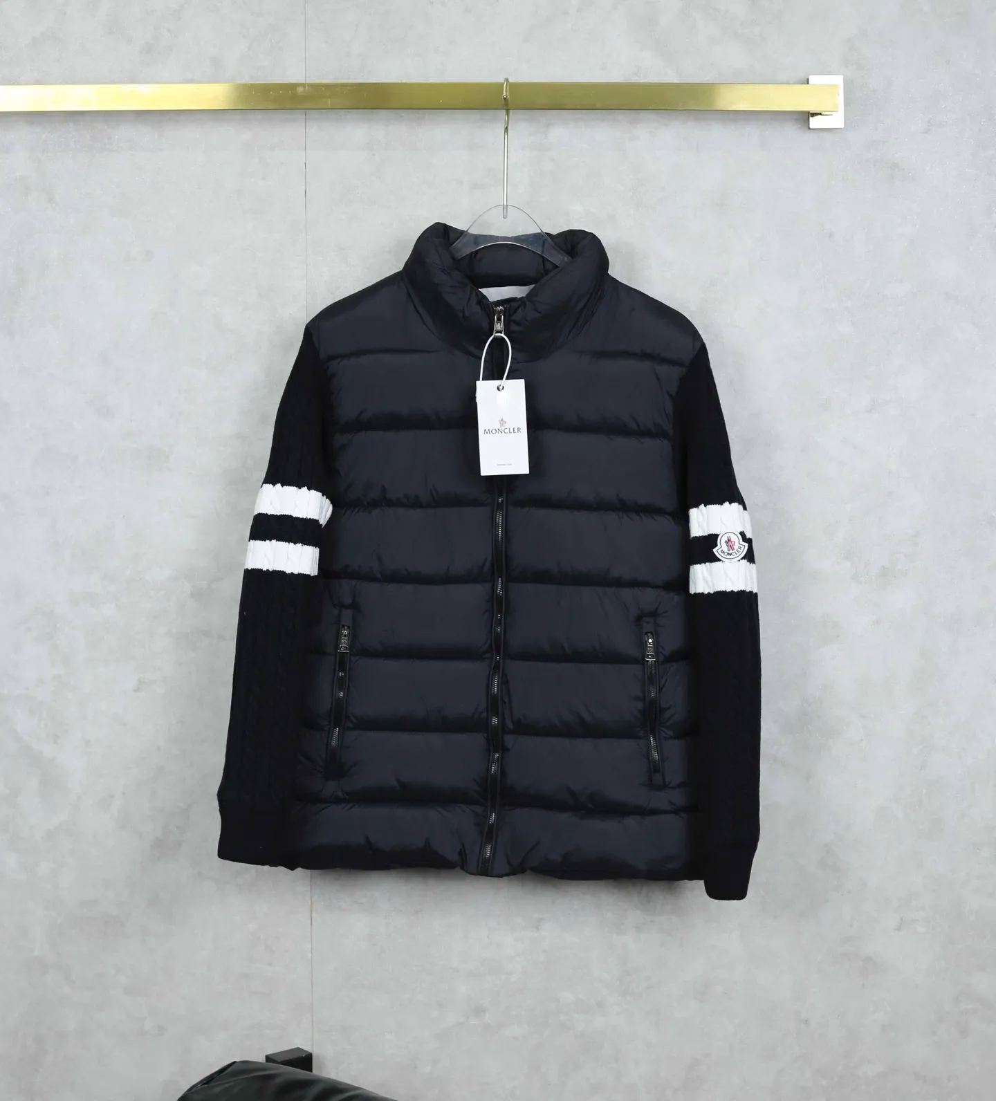 P330 MONCLER/Mongolian Knitted Spliced Cotton Clothes Moncler is really going crazy this time! Who can resist the magical combination of knitted + cotton clothes? The knitted twist sleeves are soft and textured, and are spliced with fluffy and full fabrics. While the warmth is maximized, the texture also directly improves~ The design of the neckline is very revealing of the neck line, and the striped decoration on the sleeves + brand emblem, the exquisiteness is hidden in every detail, and you can recognize it as Moncler at a glance It has a high-end tone~ It smells so good in autumn and winter! Paired with jeans, it gives a lazy and elegant casual feel. It can also be worn with a long skirt to show French elegance. It can also steadily protect the temperature in cold weather~ It belongs to the kind of person who is "planted at a glance" and looks good whoever wears it. Color: black gray