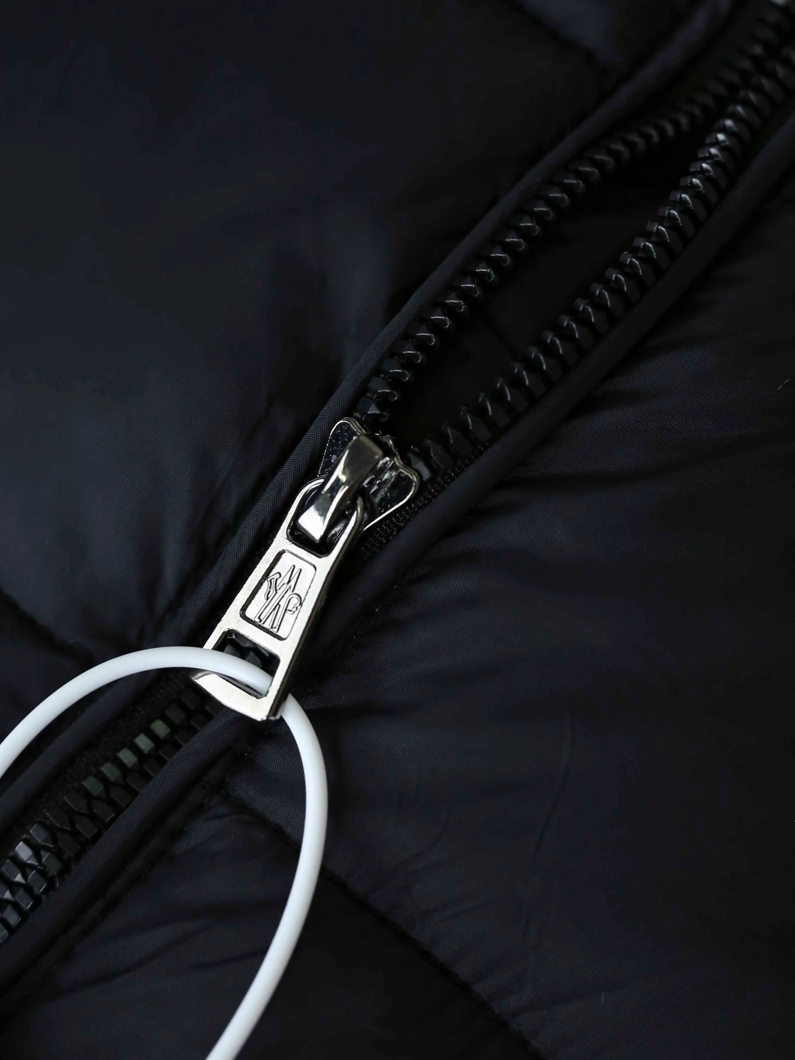 P330 MONCLER/Mongolian Knitted Spliced Cotton Clothes Moncler is really going crazy this time! Who can resist the magical combination of knitted + cotton clothes? The knitted twist sleeves are soft and textured, and are spliced with fluffy and full fabrics. While the warmth is maximized, the texture also directly improves~ The design of the neckline is very revealing of the neck line, and the striped decoration on the sleeves + brand emblem, the exquisiteness is hidden in every detail, and you can recognize it as Moncler at a glance It has a high-end tone~ It smells so good in autumn and winter! Paired with jeans, it gives a lazy and elegant casual feel. It can also be worn with a long skirt to show French elegance. It can also steadily protect the temperature in cold weather~ It belongs to the kind of person who is "planted at a glance" and looks good whoever wears it. Color: black gray